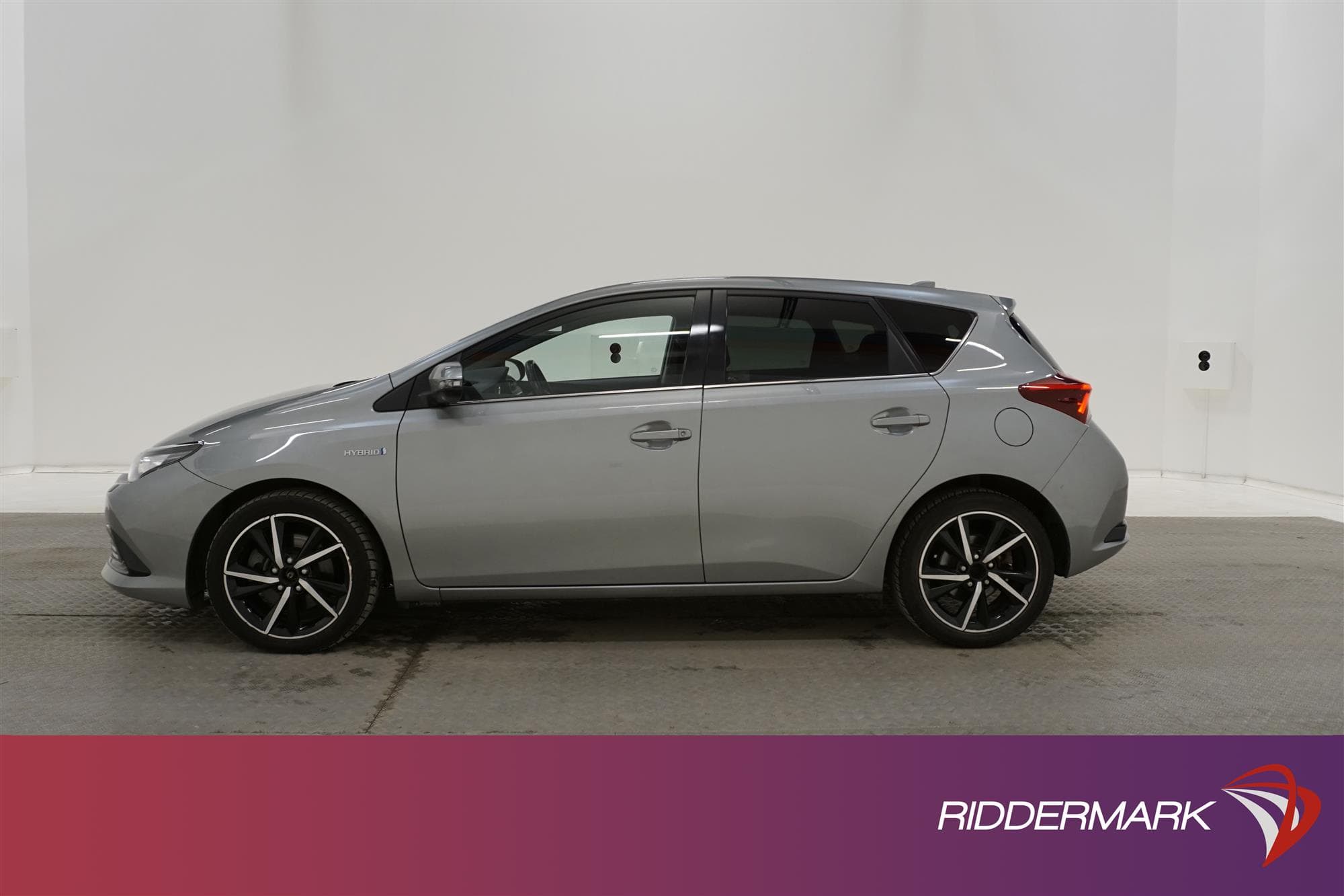 Toyota Auris Hybrid e-CVT 136hk