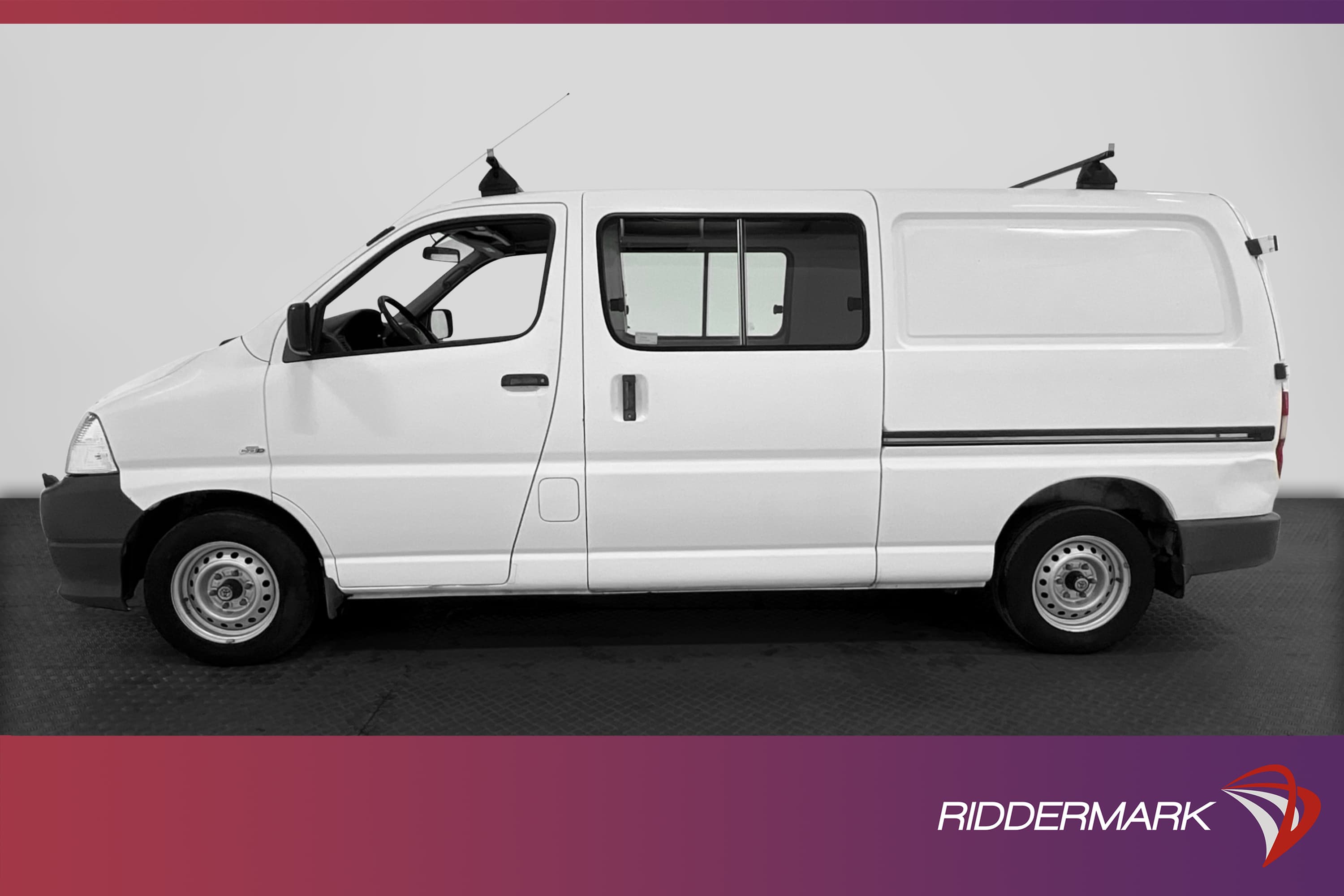 Toyota HiAce Lång 2.5 Dragkrok M/K-Värmare 3-Sits 1-Ägare 