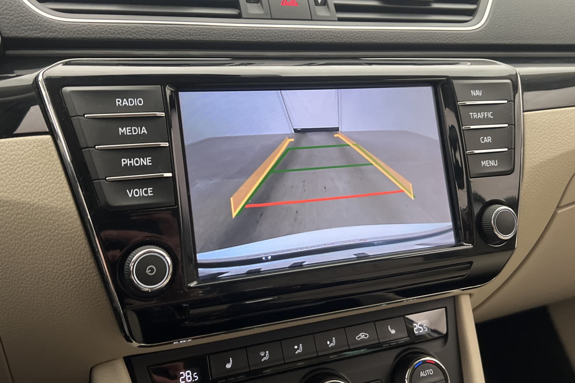 Skoda Superb Kombi 4x4 190hk L&K Värmare Kamera CarPlay Drag