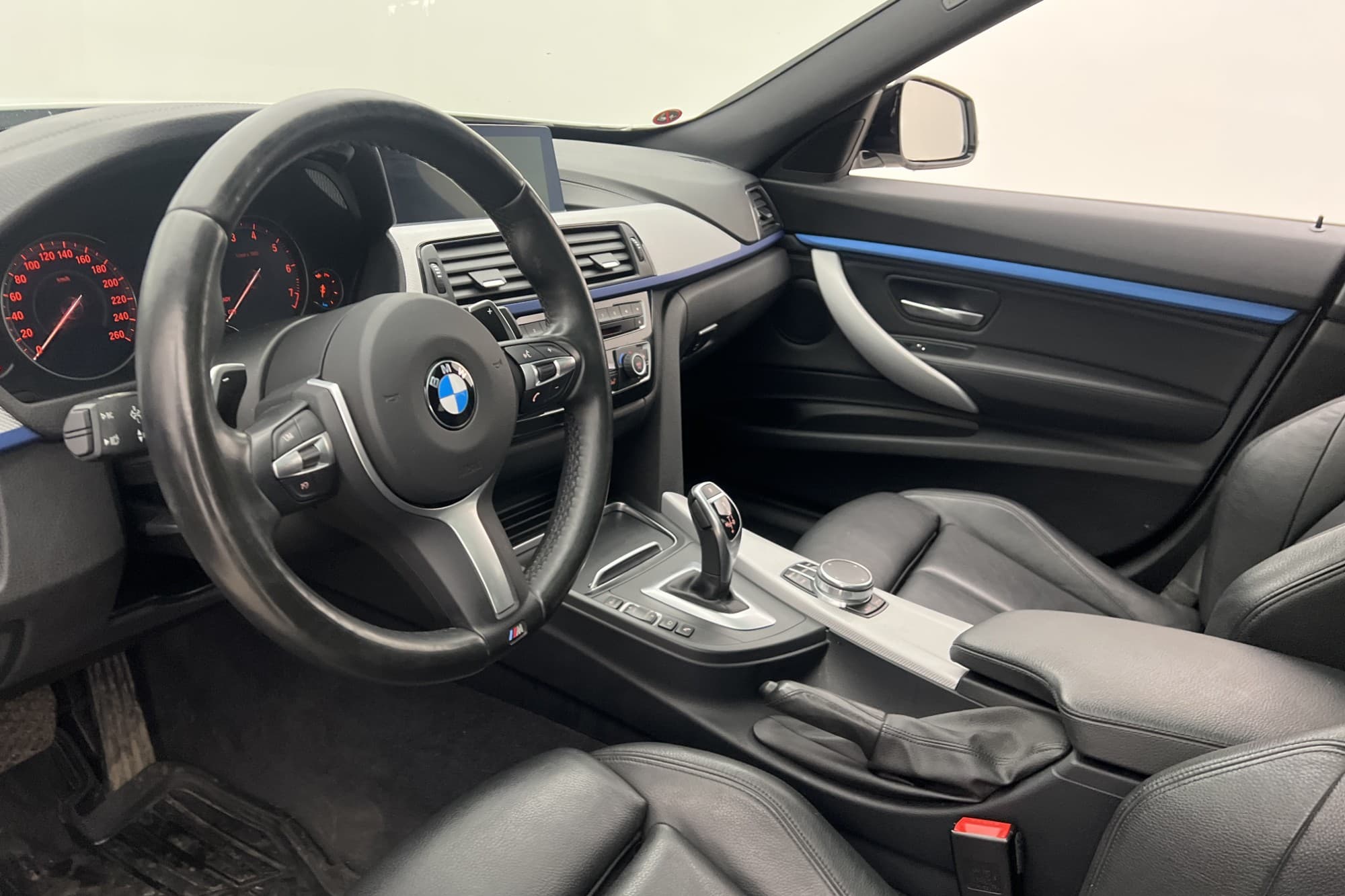 BMW 330 i xDrive GT 252hk M Sport Pano HUD Surround HiFi GPS