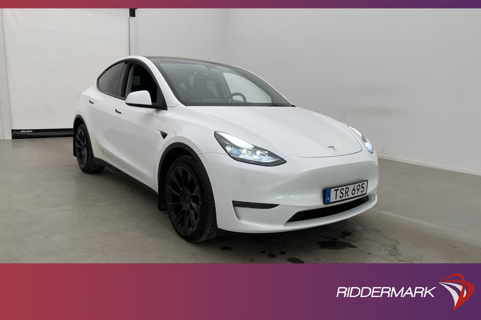 Tesla Model Y Long Range AWD Svensksåld Autopilot MOMS