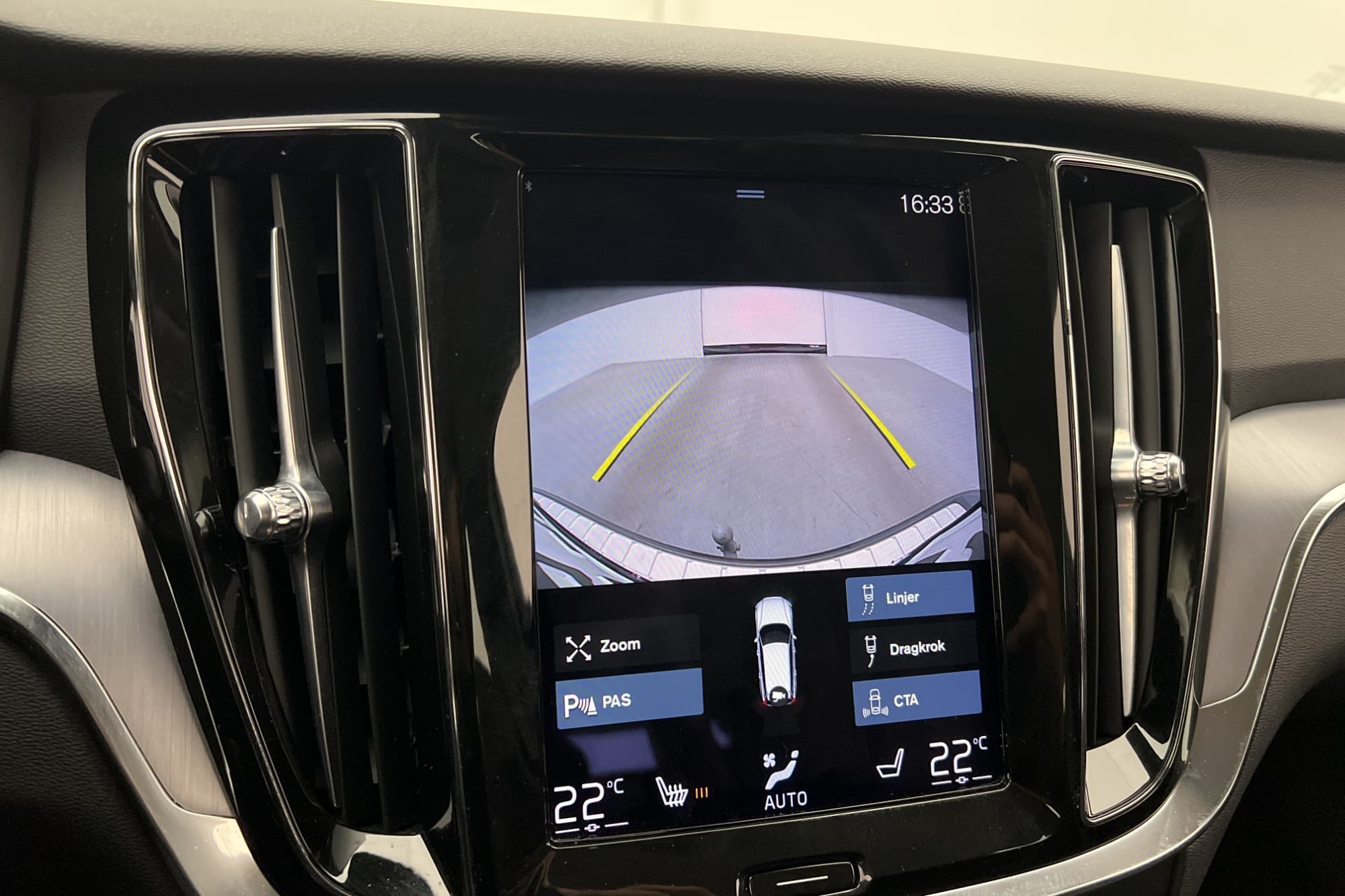 Volvo V60 B4 197hk Momentum VOC H/K Kamera CarPlay BLIS Drag