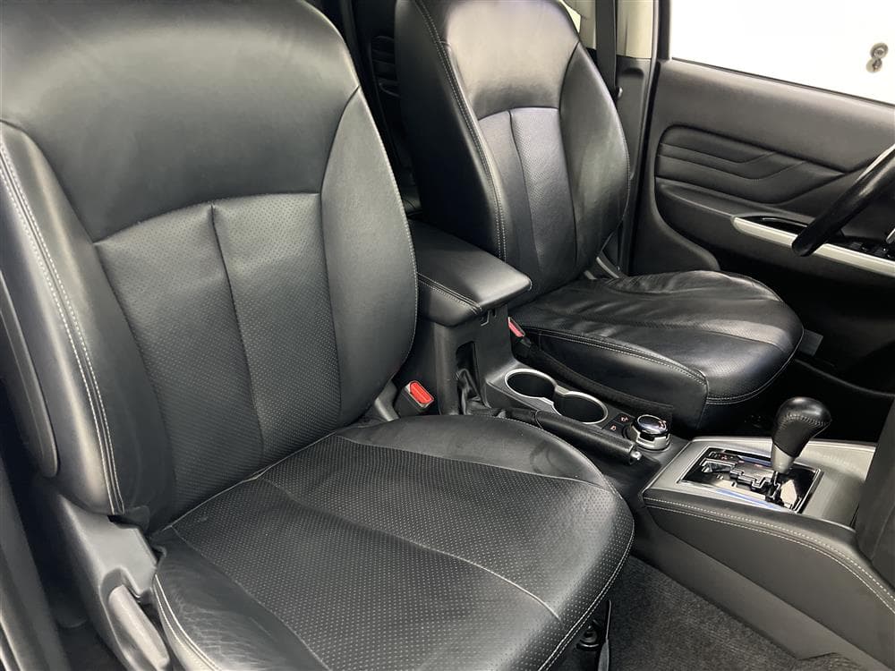 Mitsubishi L200 2.2 DI-D Aut 150hk 4x4 Premium Drag Moms interiör