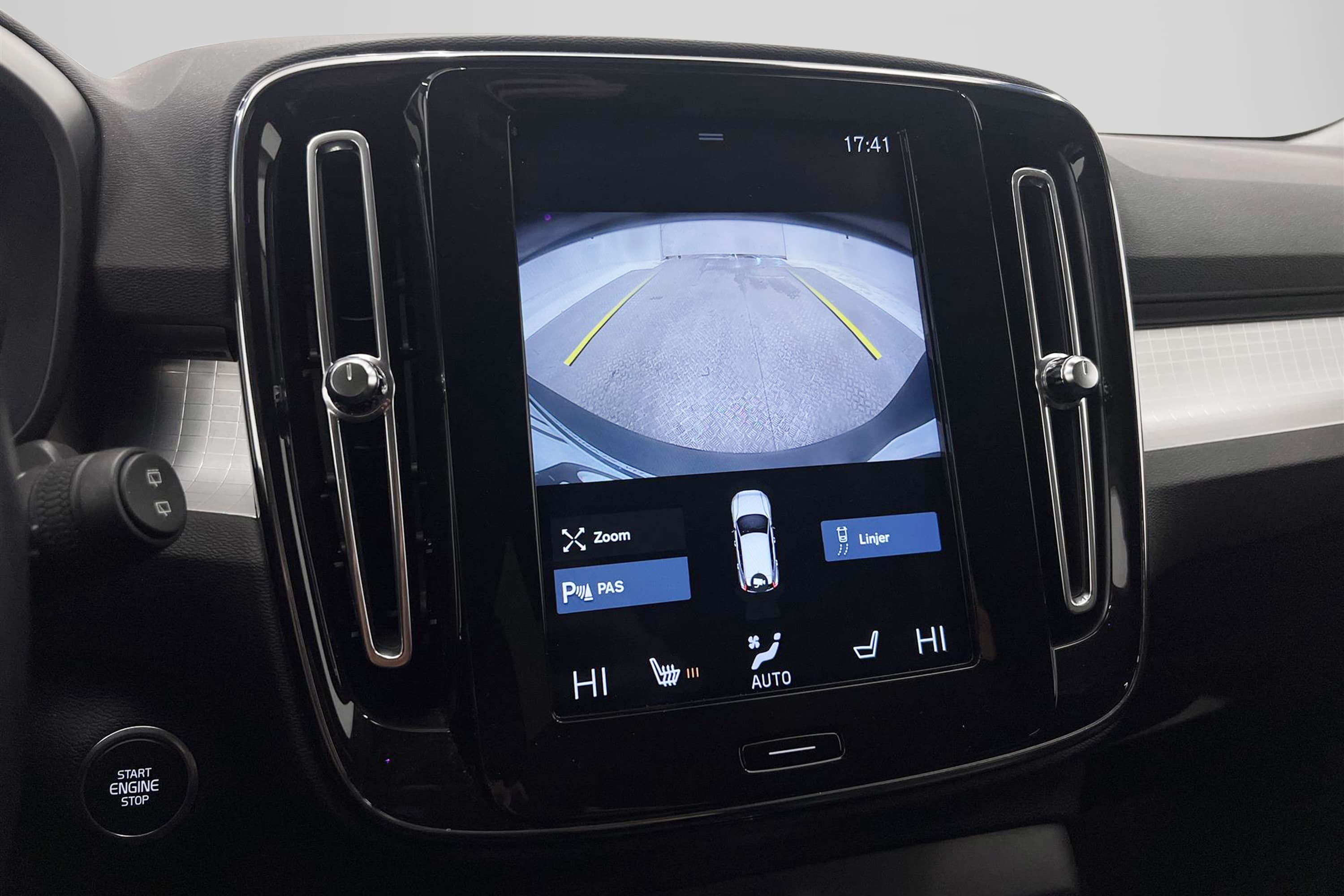 Volvo XC40 D3 150hk Momentum VOC Värmare Kamera Skinn Naviinteriör