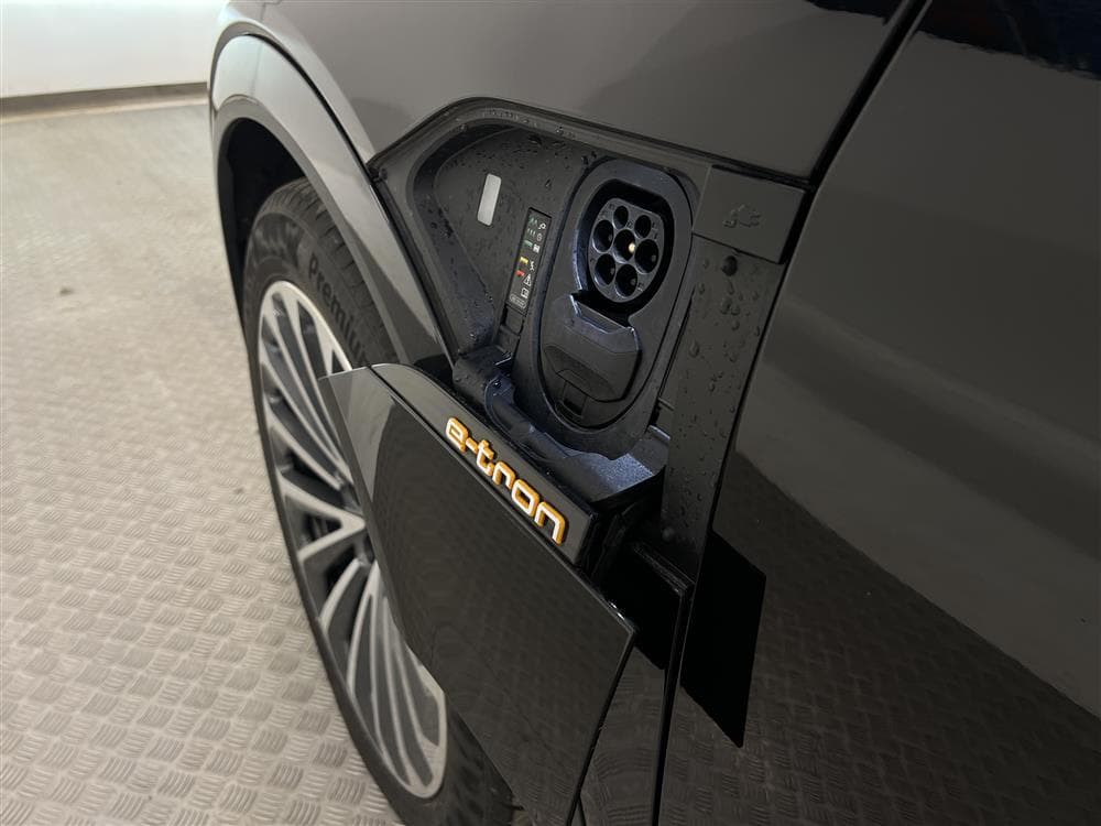Audi e-tron 55 Quattro 408hk S-Line Drag Backkamera Moms