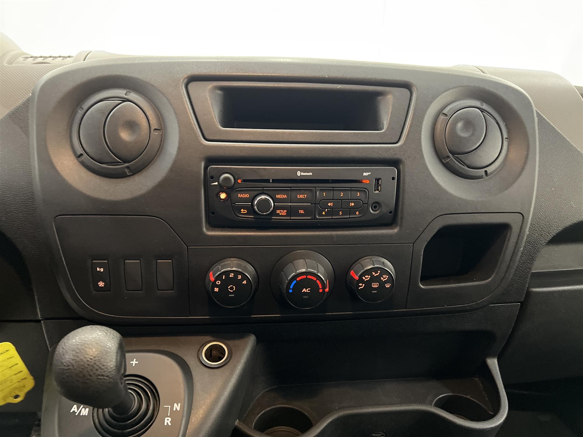 Renault Master 2.3 dCi Automat Volymskåp Bakgavel Moms interiör