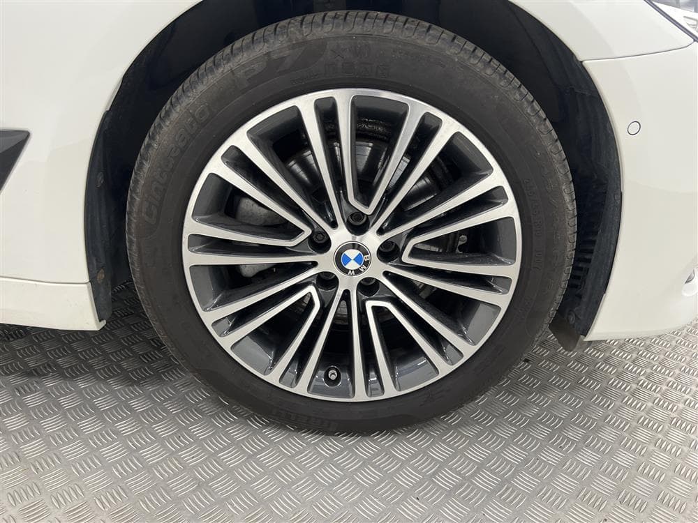 BMW 520d xDrive 190hk Sportline Navi B-kam LÅGSKATTinteriör