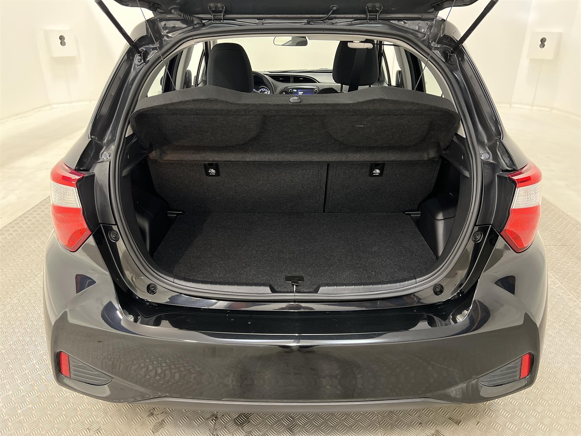 Toyota Yaris  Hybrid e-CVT 101hk 1 Brukare B-Kam 0,37L/mil