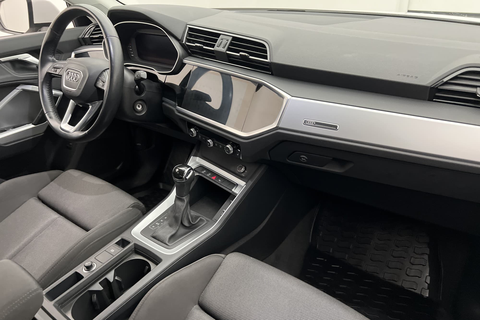 Audi Q3 35 TDI 150hk Proline Cockpit Drag P-Sensorer