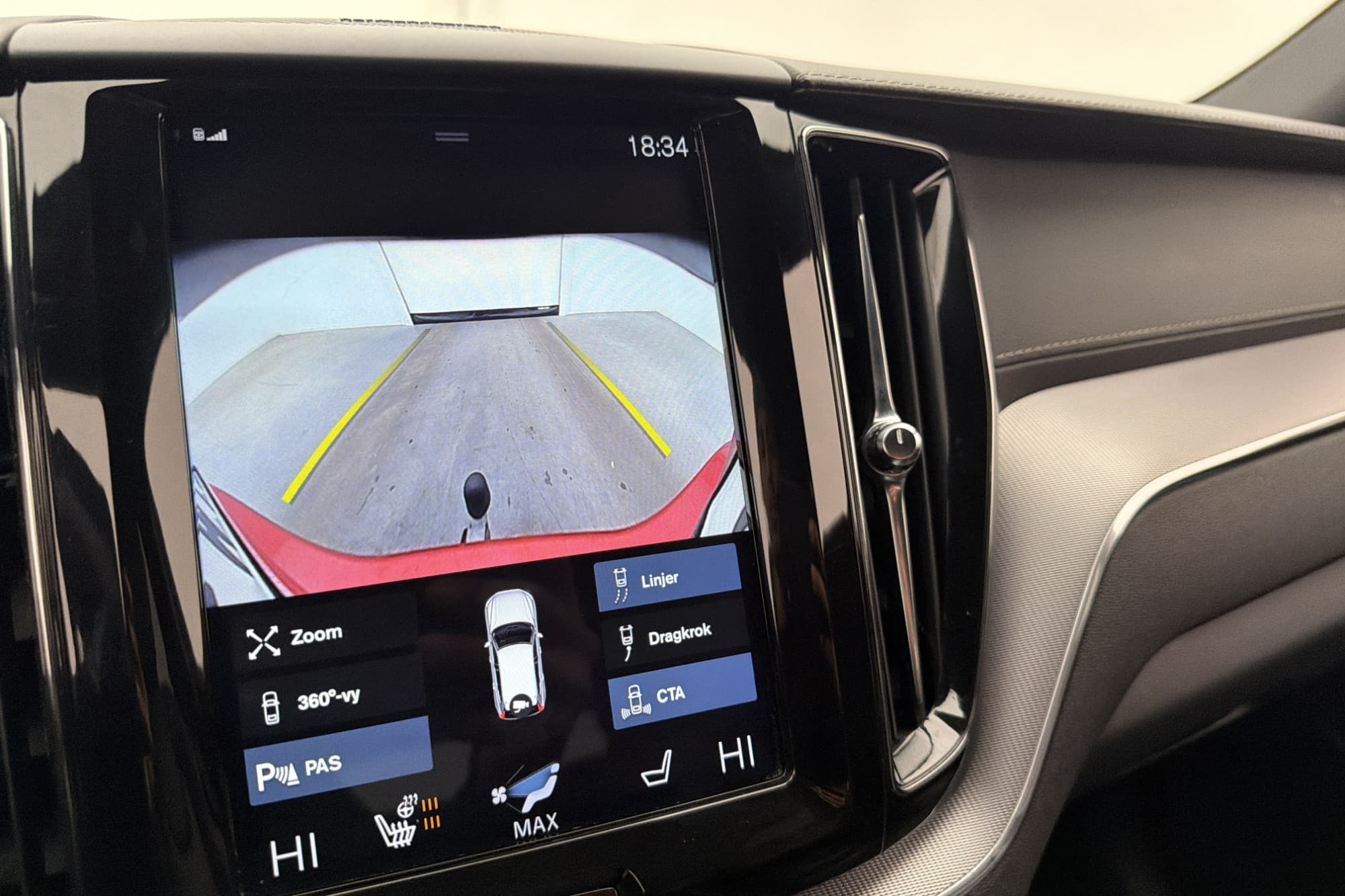 Volvo XC60 B4 AWD R-Design H/K Navi 360° Värm Läder Drag