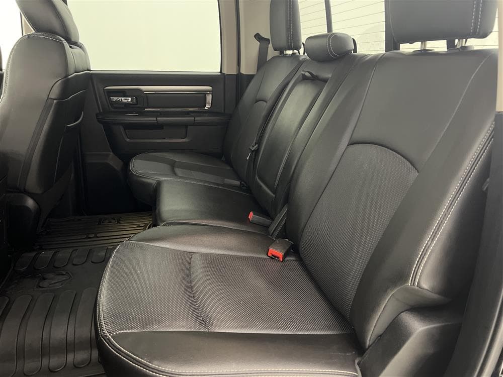 Dodge Ram Sport 5.7 Hemi 4WD 401hk Breddare Taklucka Moms interiör