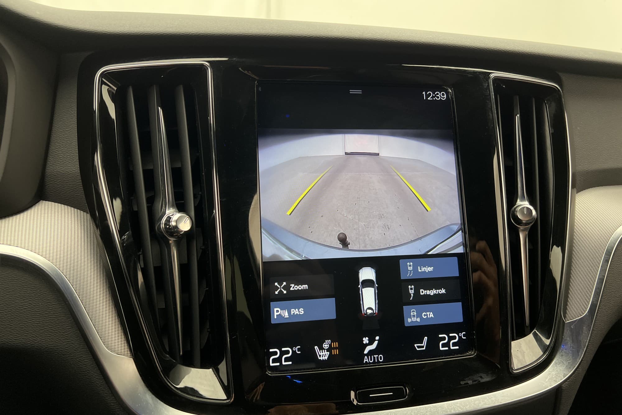 Volvo V60 D4 AWD Inscription VOC Värm Kamera Navi Skinn Drag