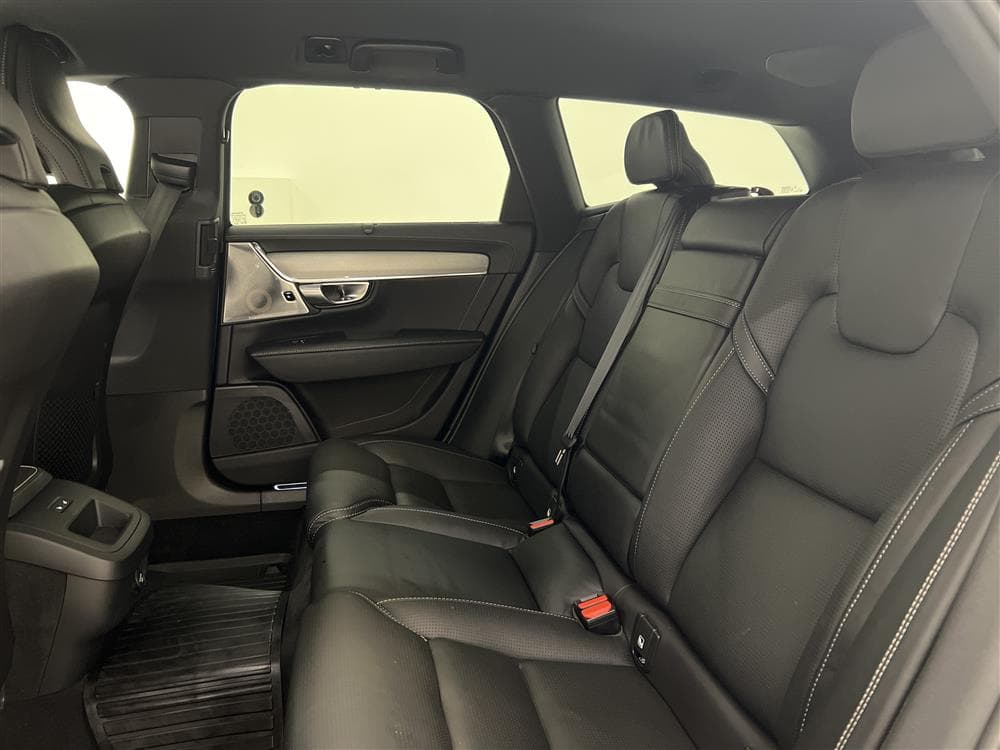 Volvo V90 D5 AWD 235hk R-Design B&W GPS HUD 360° Värmare 