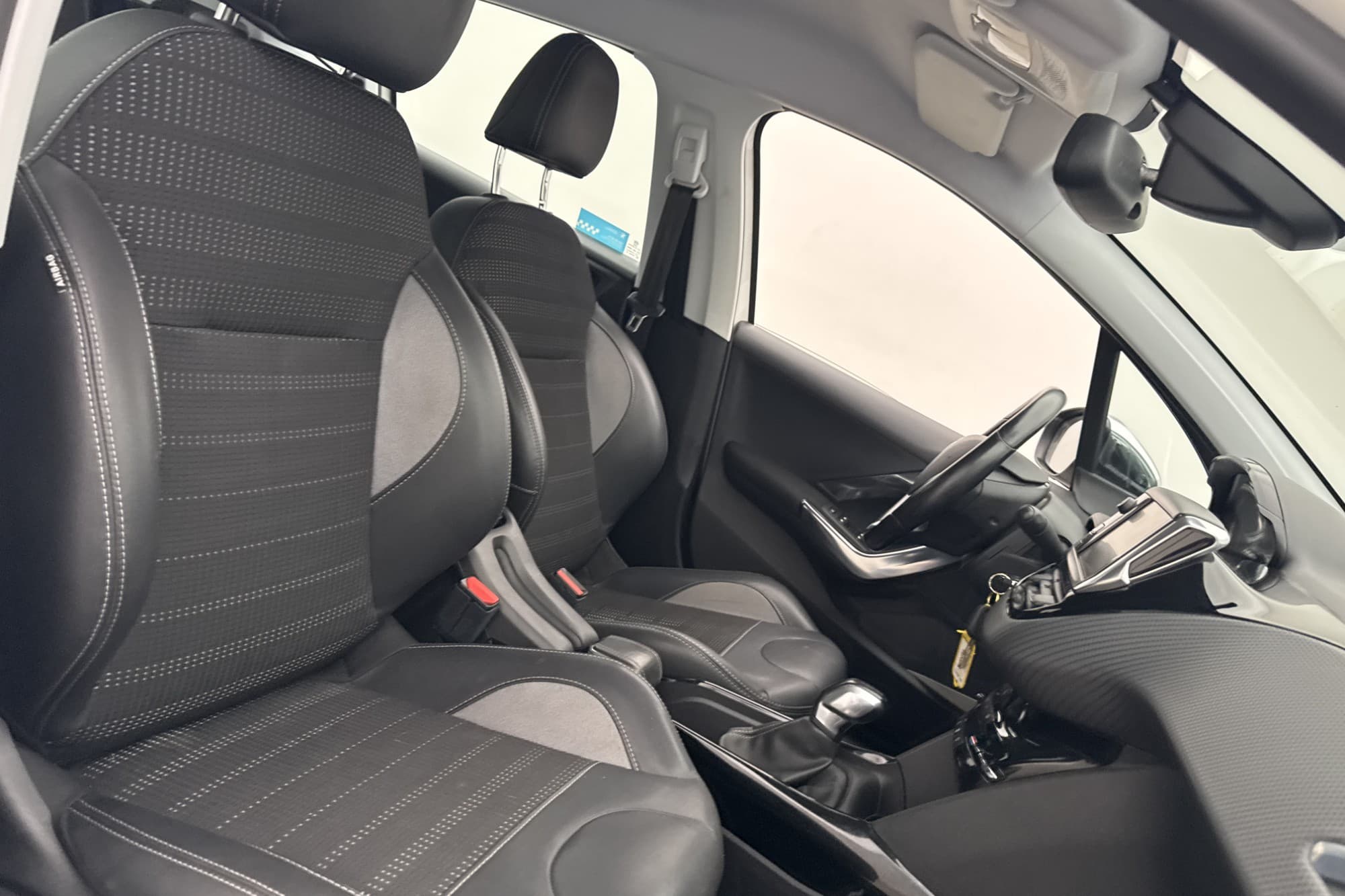 Peugeot 2008 e-THP 110hk Allure Dragkrok Sensorer Halvskinn