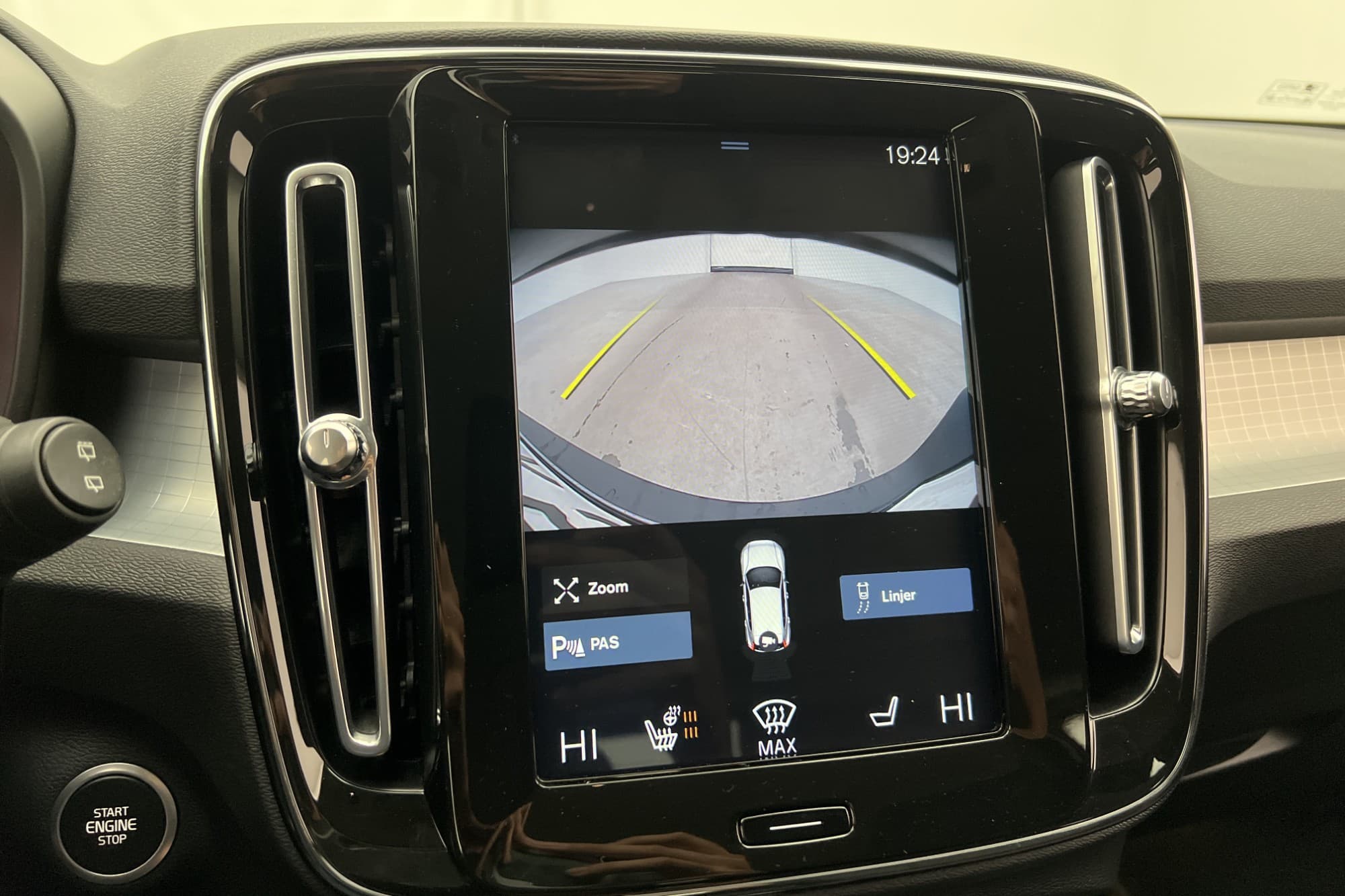 Volvo XC40 T2 129hk Momentum VOC P-Värm Kamera CarPlay Navi