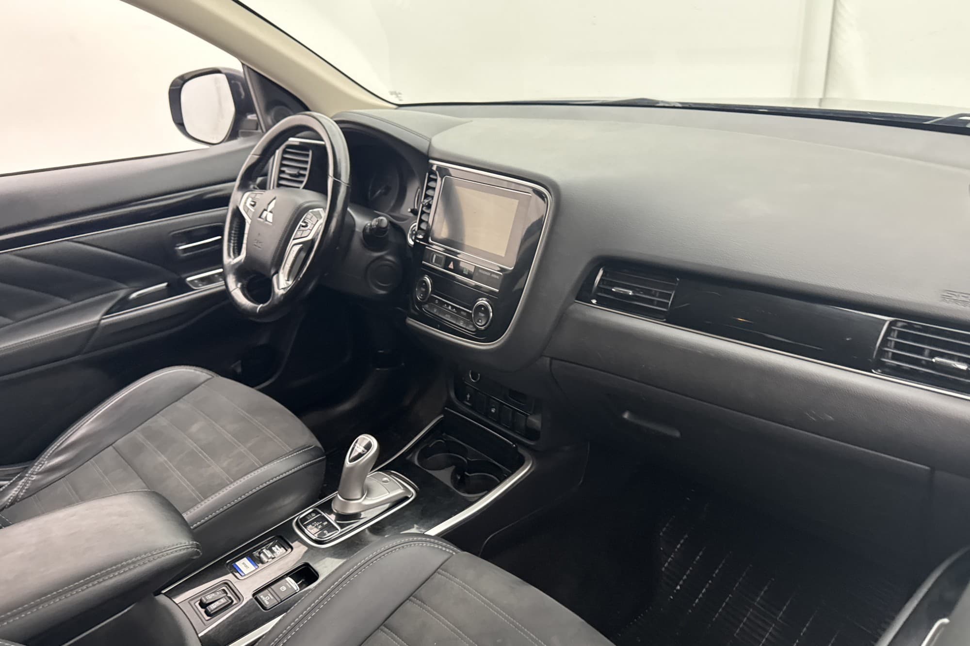 Mitsubishi Outlander PHEV 4WD 224hk B-Kamera Drag Rattväme
