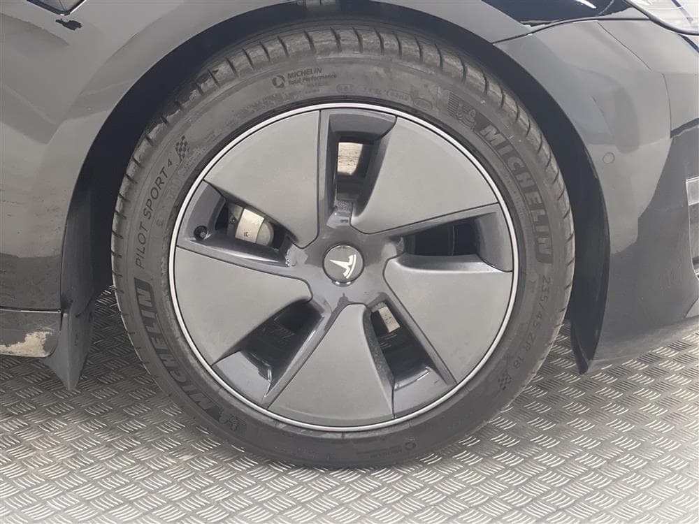 Tesla Model 3 Long Range AWD 440hk Svensksåld Premiuminteriör