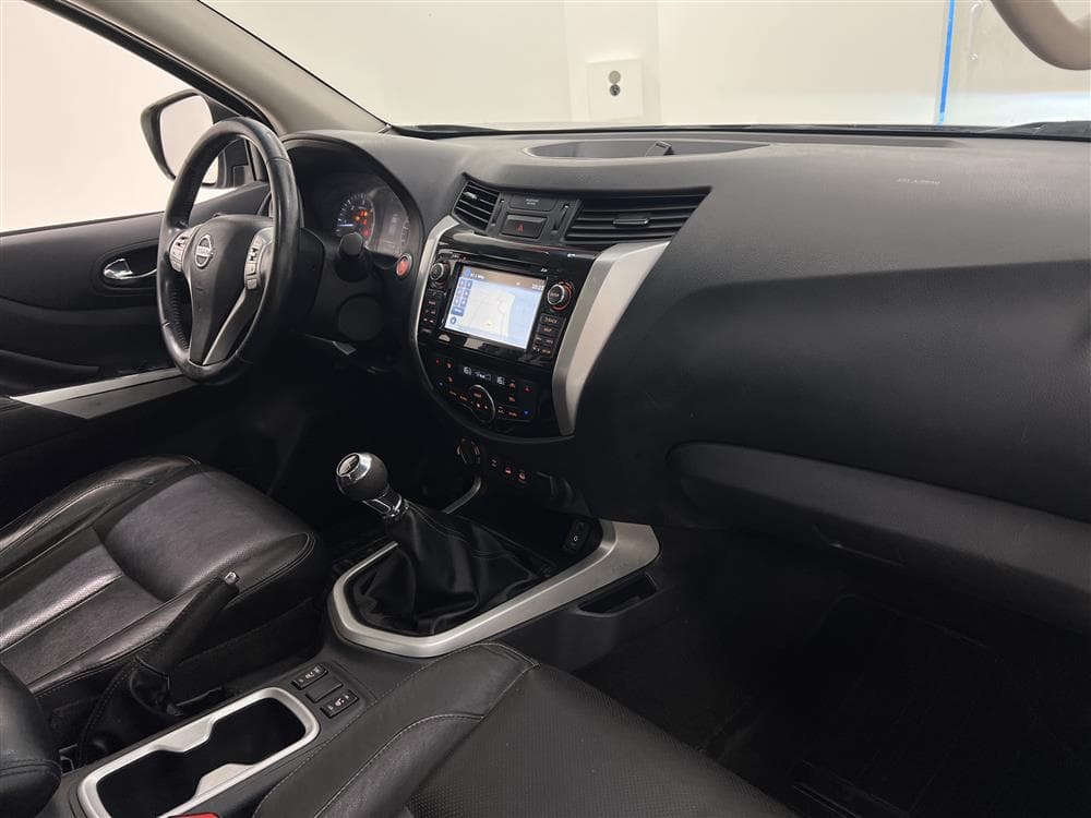 Nissan Navara 2.3 dCi Tekna 4x4 Eu6 190hk Diff Moms interiör