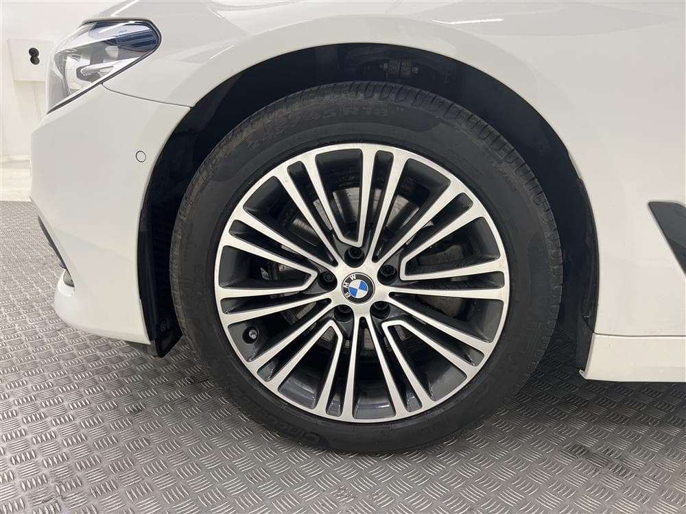 BMW 520d xDrive 190hk Sportline Navi B-kam LÅGSKATTinteriör