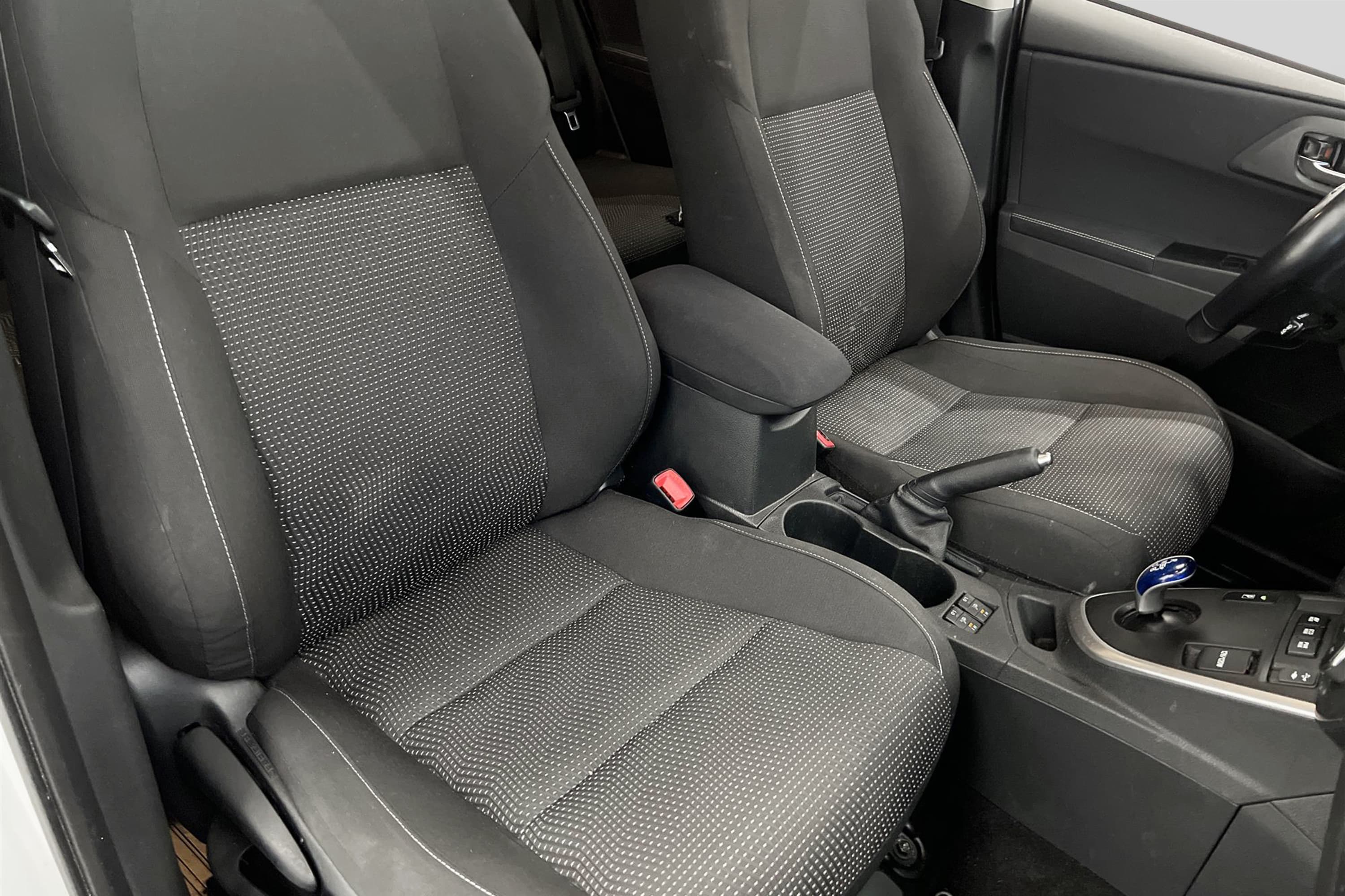 Toyota Auris Hybrid e-CVT 136hk B-Kam 360kr Skatt 0,39L/mil 