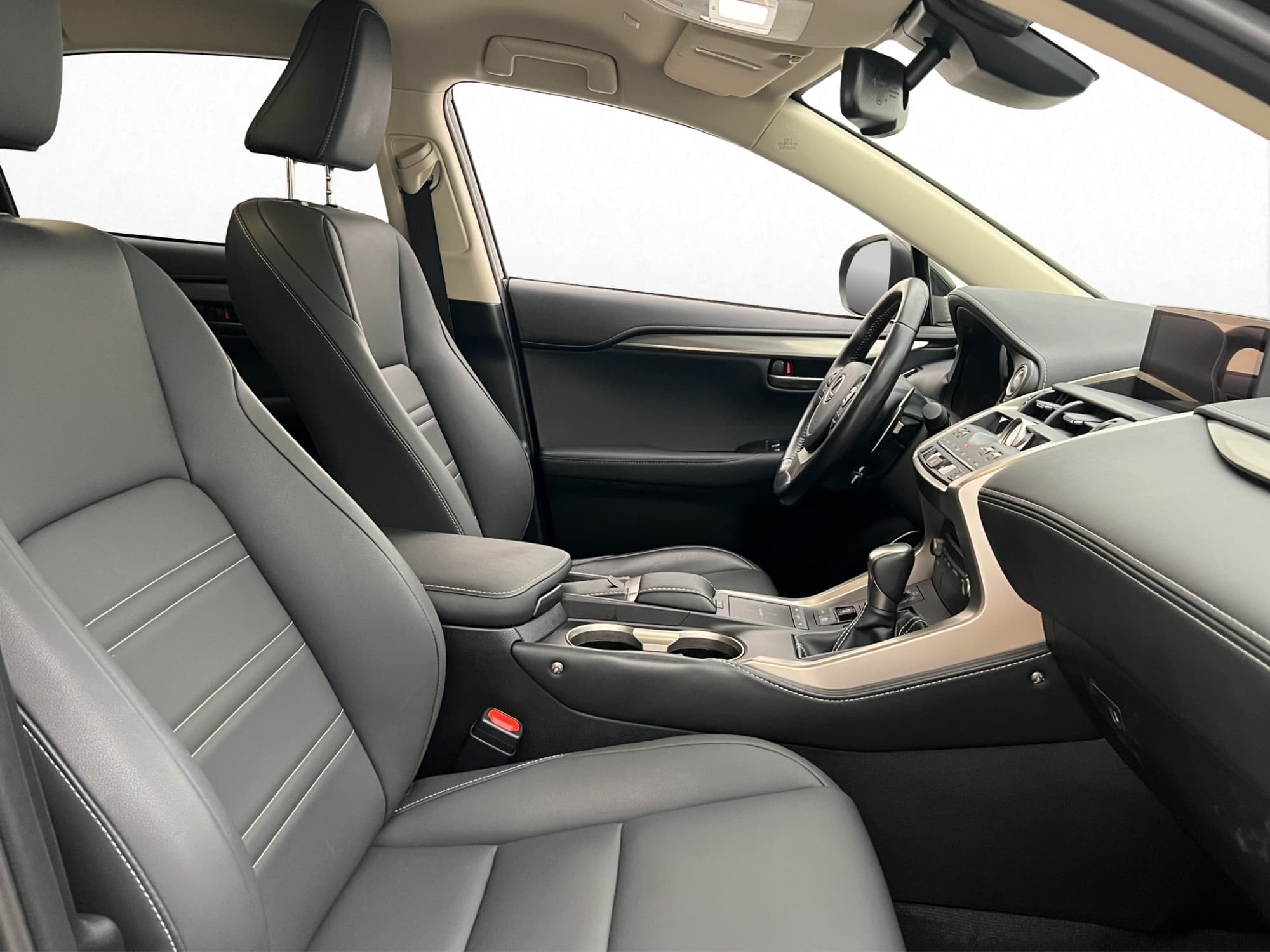 Lexus NX 300h AWD E-CVT Kyushu-Edt Drag Kamera Skinn MOMS