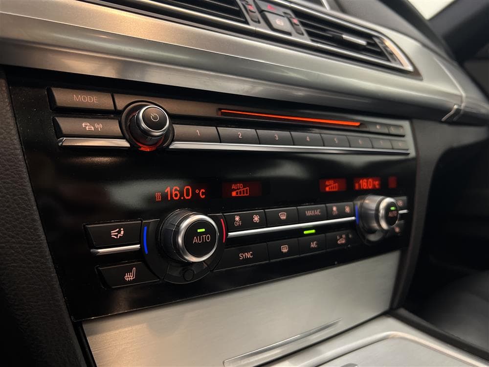 BMW 740d xDrive 313hk M-Sport H/K T-lucka HUD GPS B-kam Drag