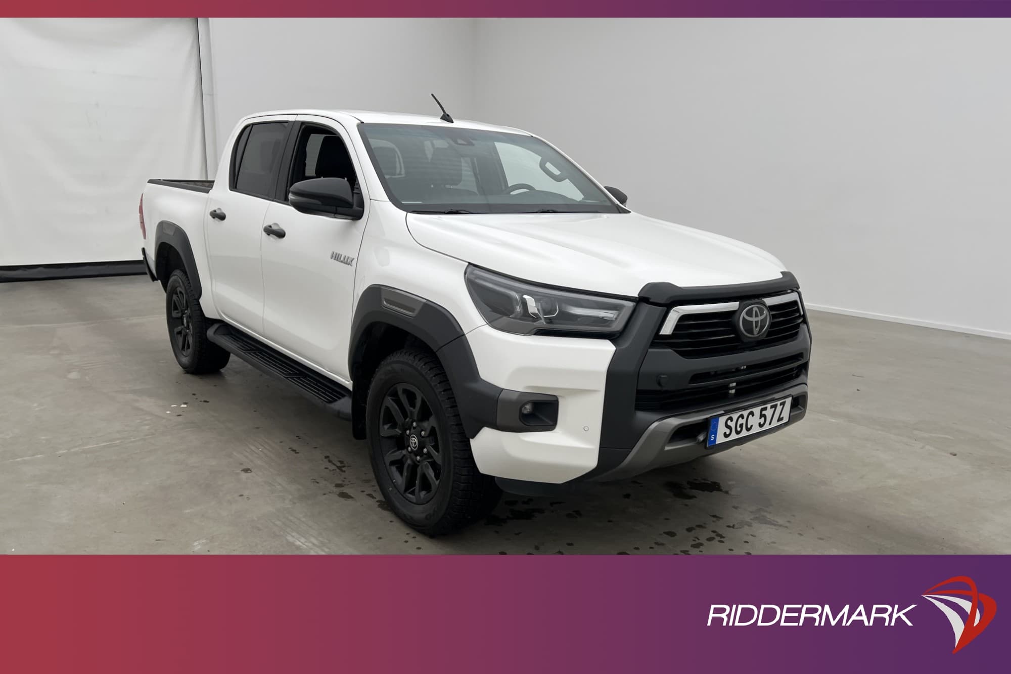 Toyota Hilux Invincible 2.8 4WD M/K-Värm Drag JBL Diff Moms