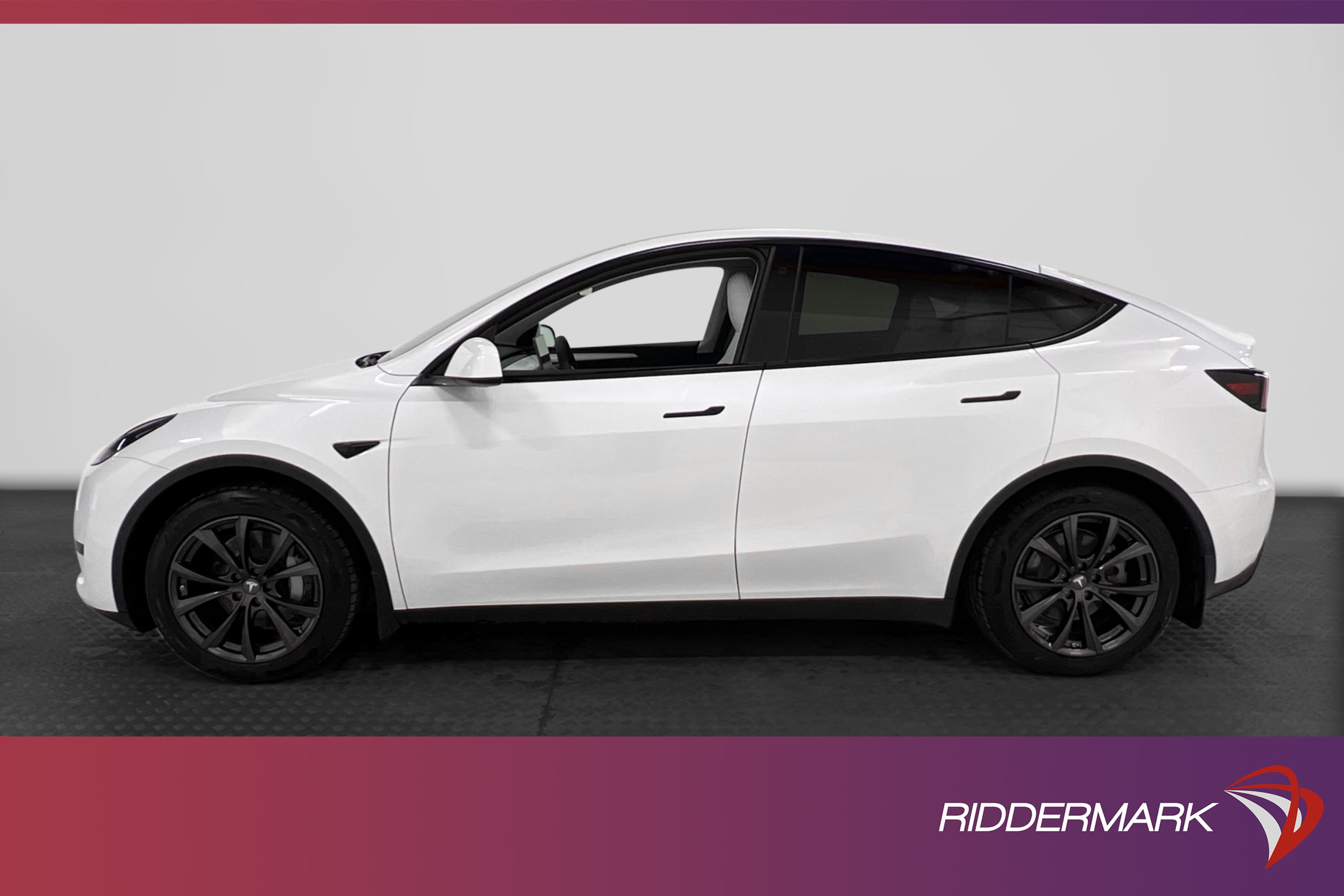 Tesla Model Y Standard Range 299hk Ljus interiör Dragkrok