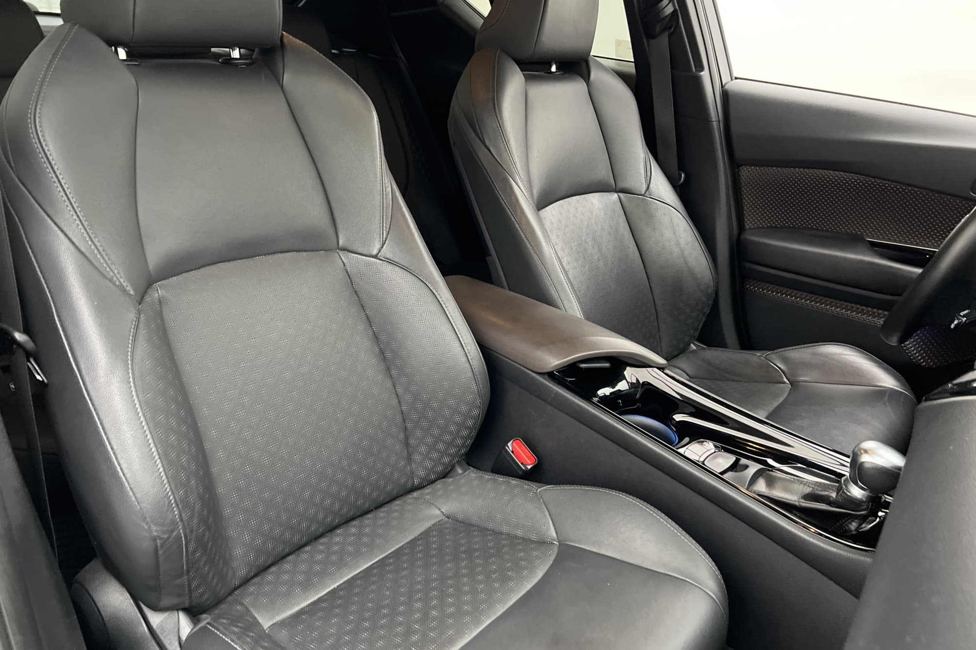 Toyota C-HR Hybrid 122hk Executive Skinn JBL Kamera Navi