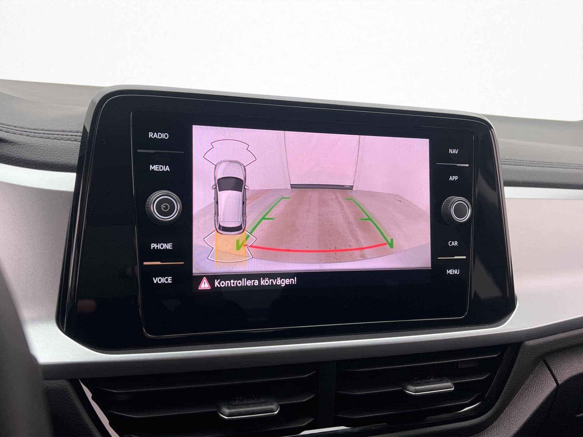 Volkswagen T-Roc TSI 150hk Cockpit Backkamera CarPlay MOMS