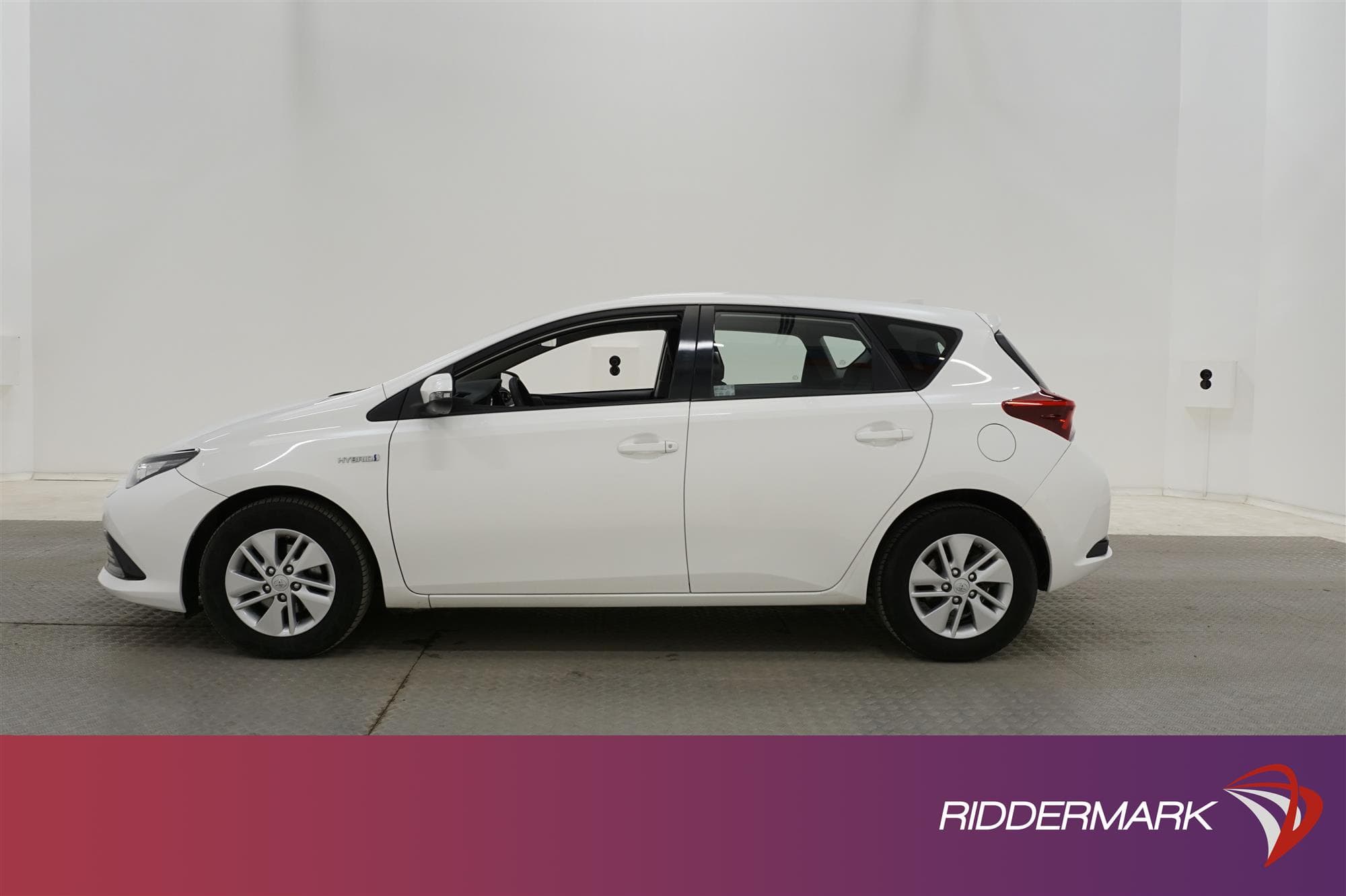 Toyota Auris Hybrid e-CVT 136hk