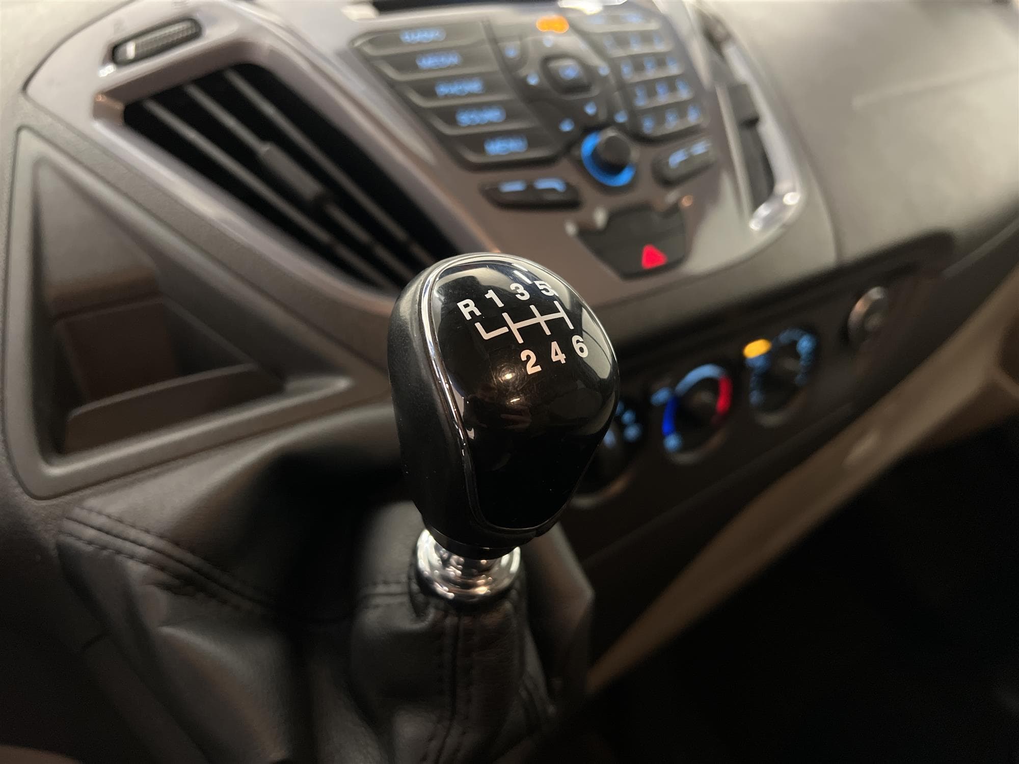 Ford Transit Custom Crew Van 170hk Limited Värmare Drag  interiör