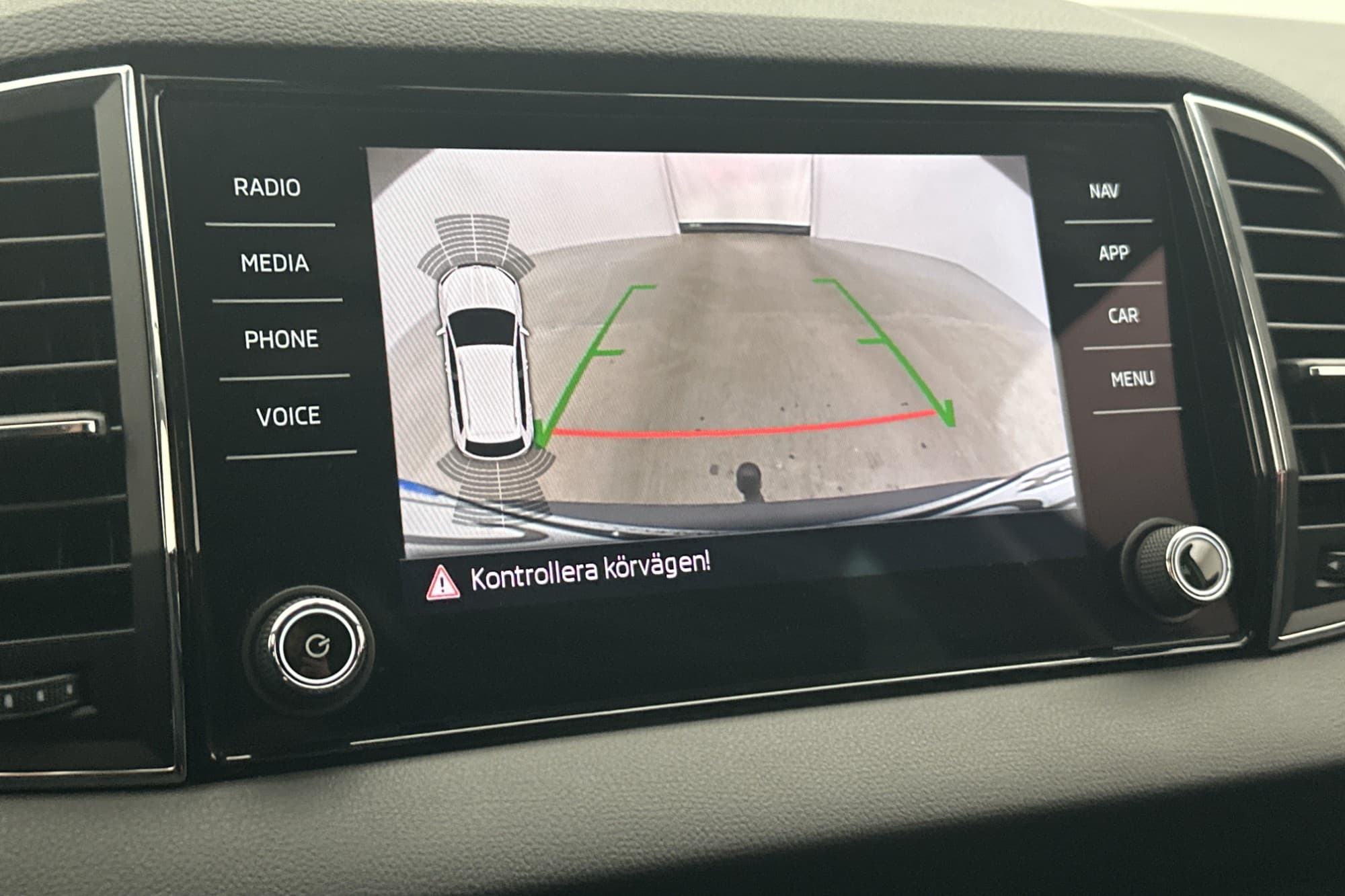 Skoda Karoq TSI 150hk Värm Canton Kamera Navi CarPlay Drag