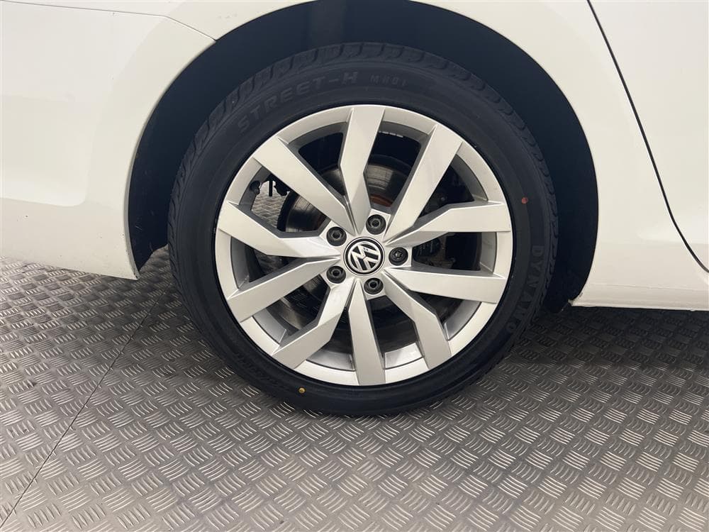 Volkswagen Golf 2.0 TDI 150hk Automat D-Värmare Faceliftinteriör