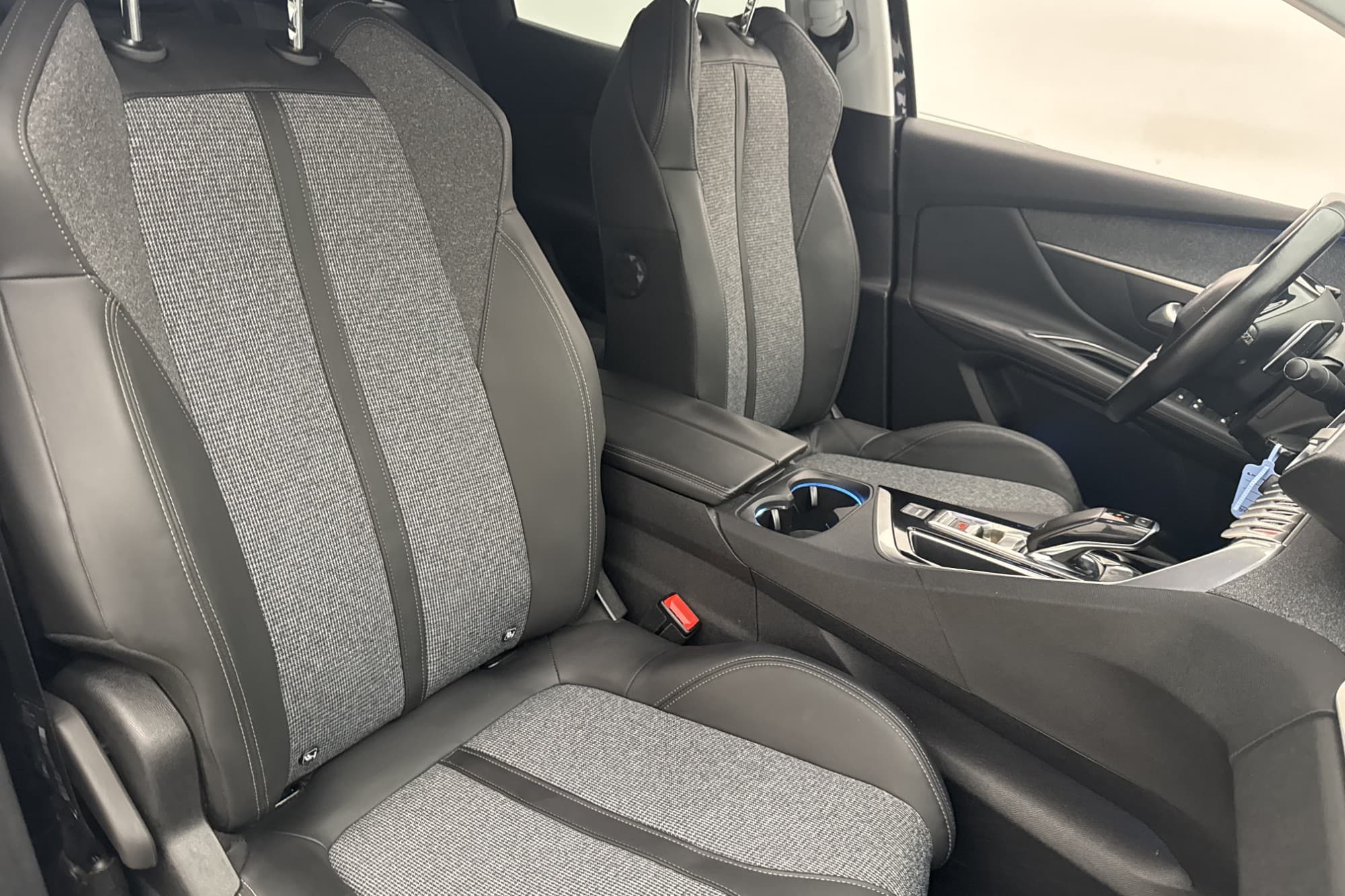 Peugeot 3008 1.2 PureTech 130hk Sensorer Halvskinn Dragkrok