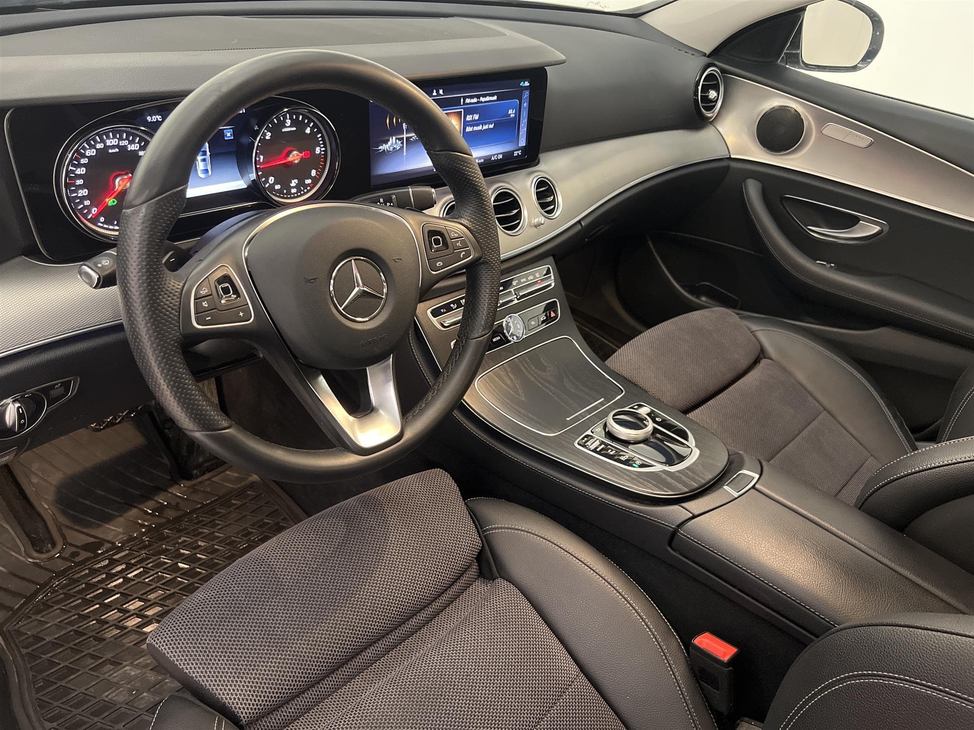 Mercedes-Benz E 220 d 4Matic Navi Backkamera PDC 0.47l/mil