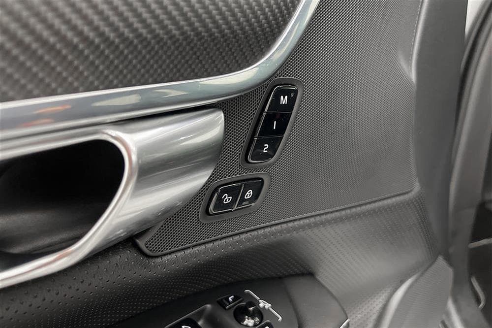 Volvo S90 T5 250hk R-Design B-Kamera B-Värm VOC Navi Blisinteriör