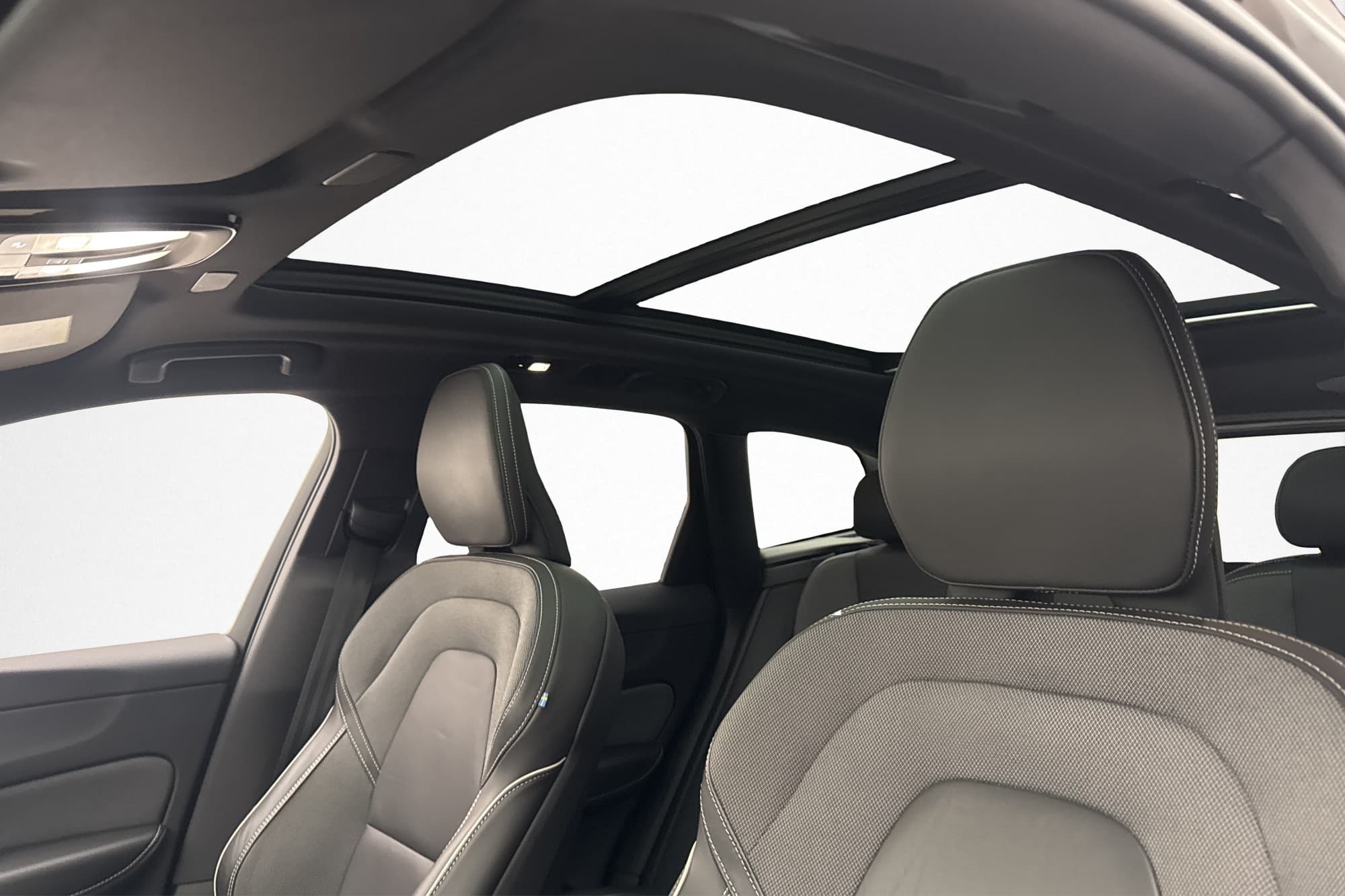 Volvo XC60 Recharge T8 AWD R-Design Pano B&W HUD Luft Drag