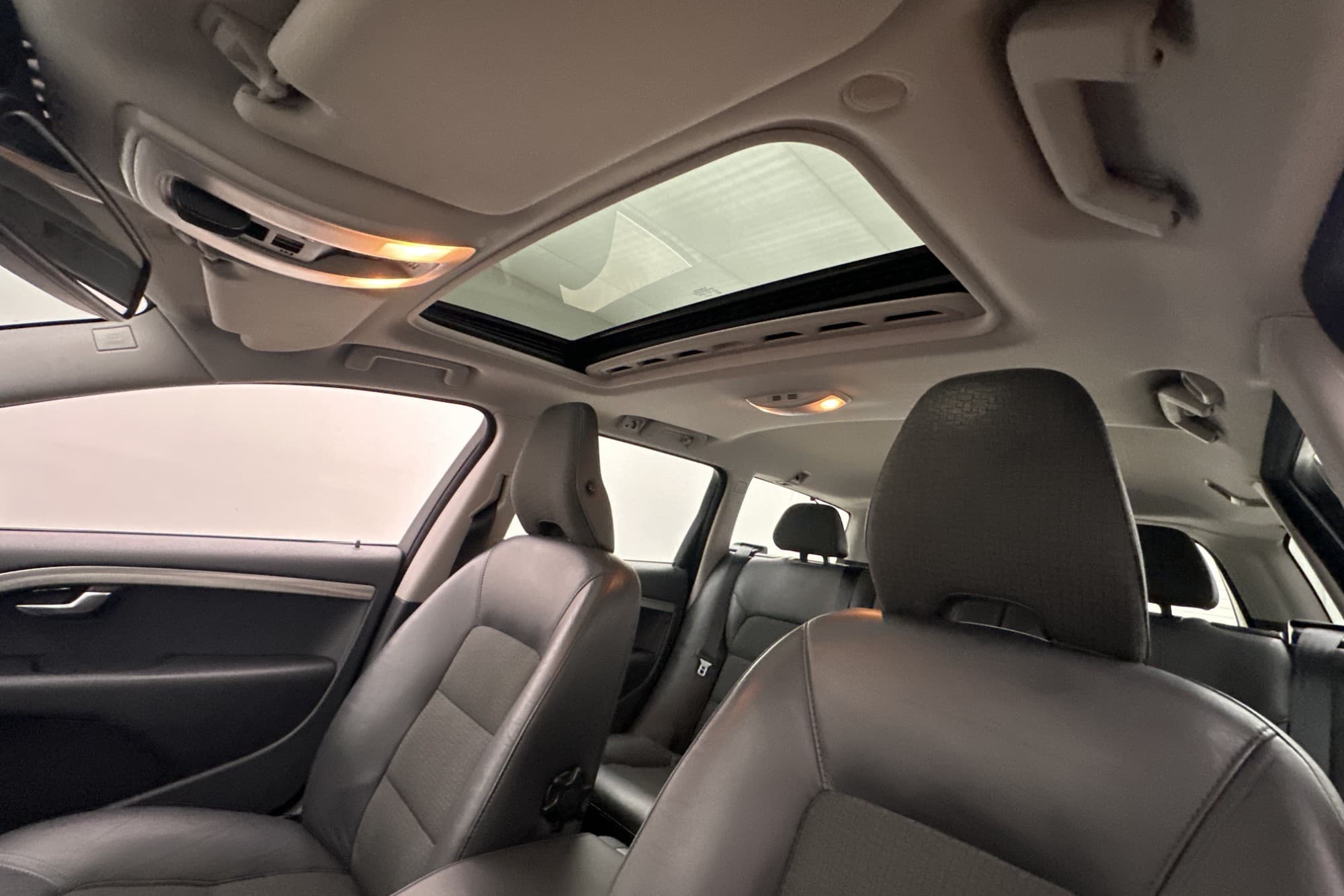 Volvo V70 D3 Momentum Taklucka VOC Värmare Navi P-Sensorer