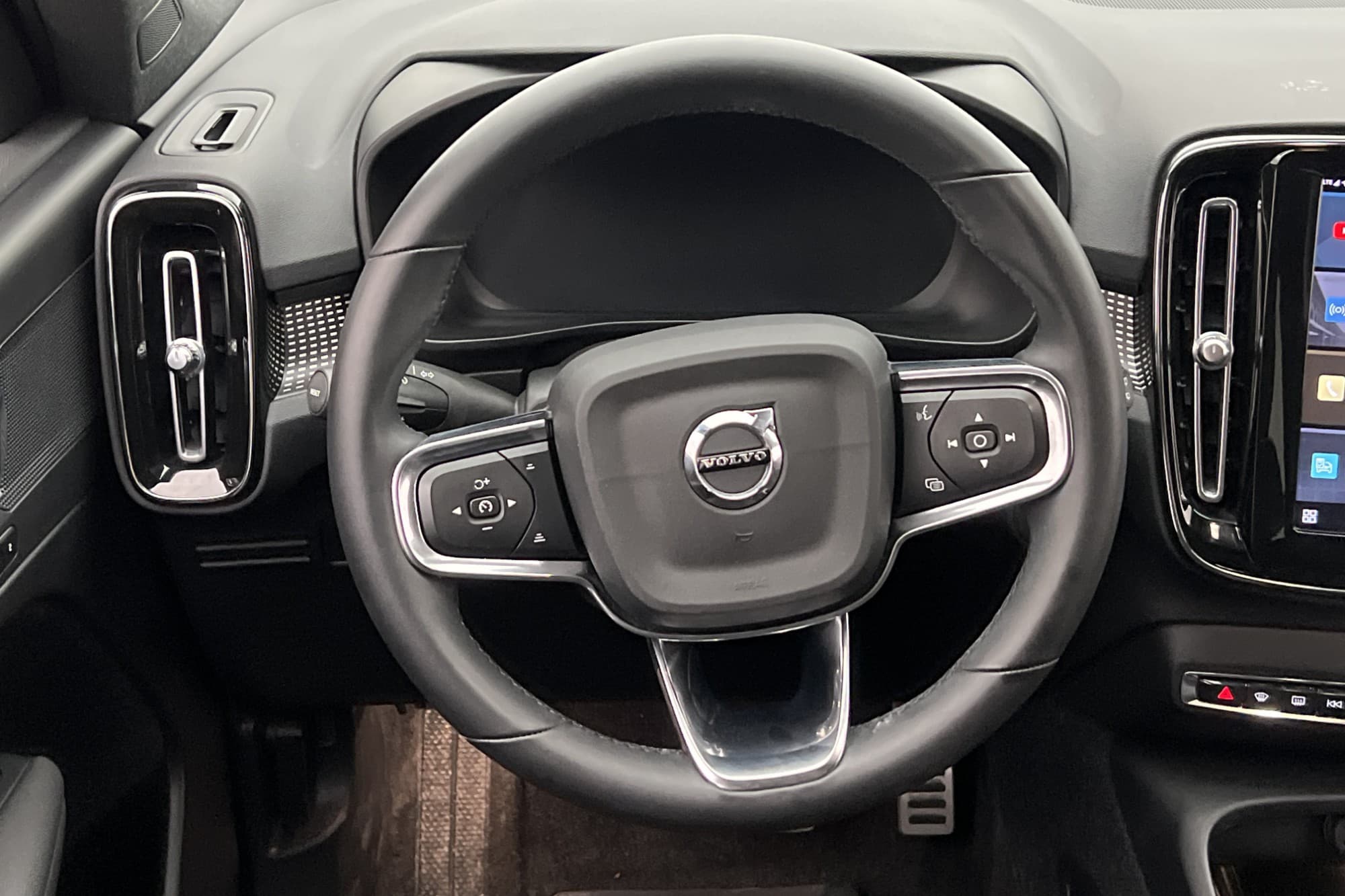 Volvo XC40 P8 AWD 408hk Plus Värmare Kamera Navi Drag MOMS