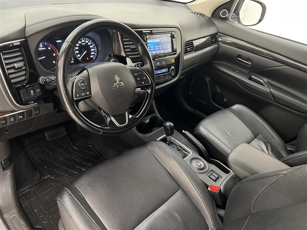 Mitsubishi Outlander 4WD Business Kamera 7-Sits HELG KAMPANJinteriör
