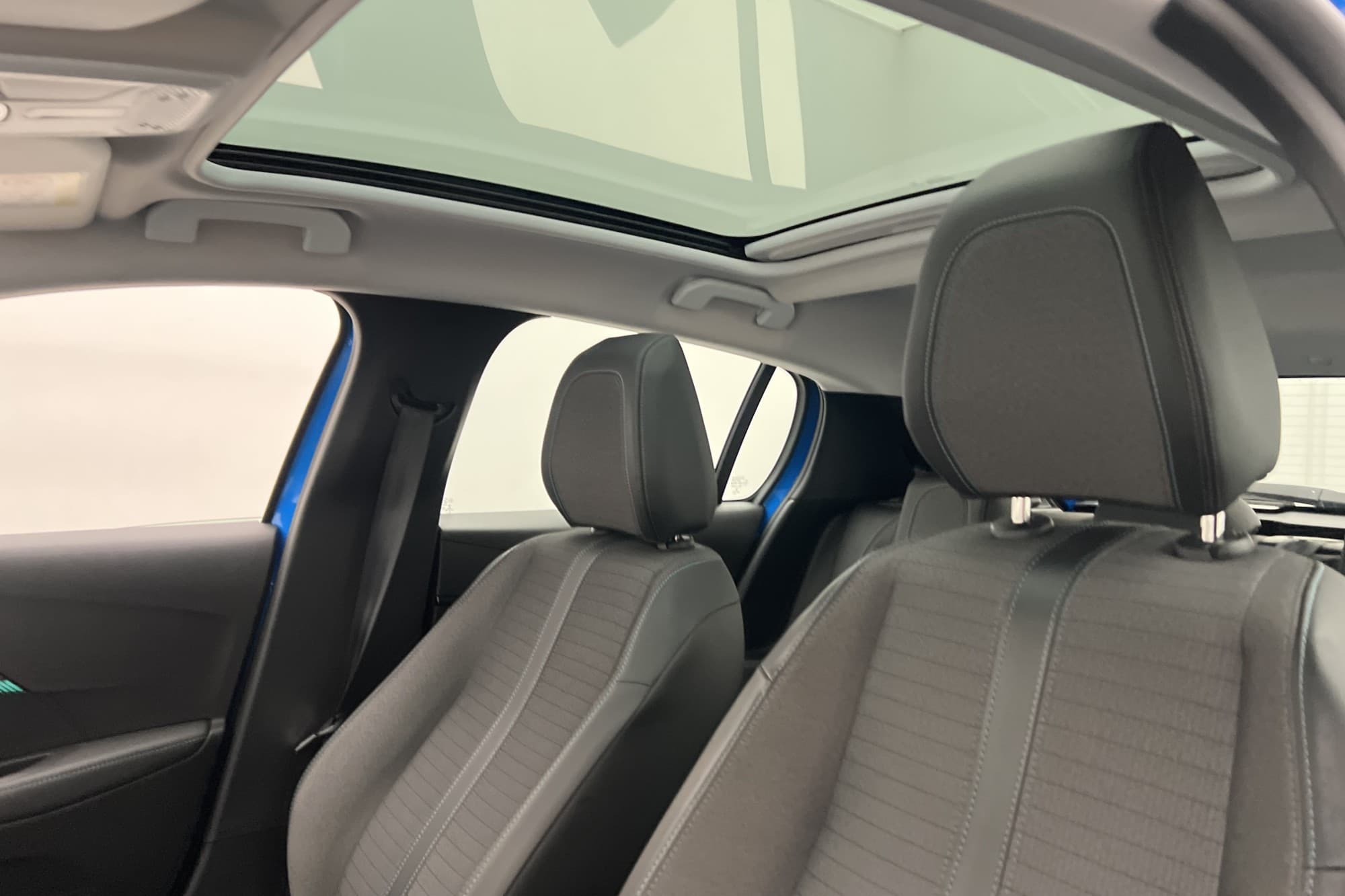 Peugeot 208 1.2 PureTech Allure Pano Värmare Kamera CarPlay