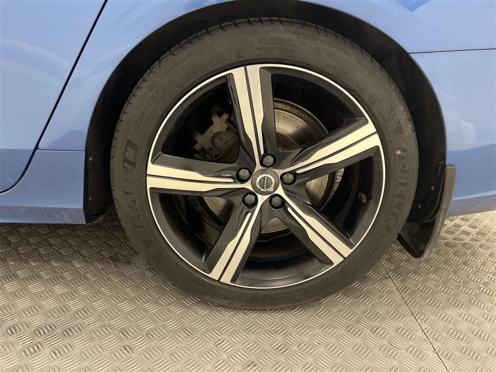 Volvo V90 D5 AWD 235hk R-Design B&W GPS HUD 360° Värmare 