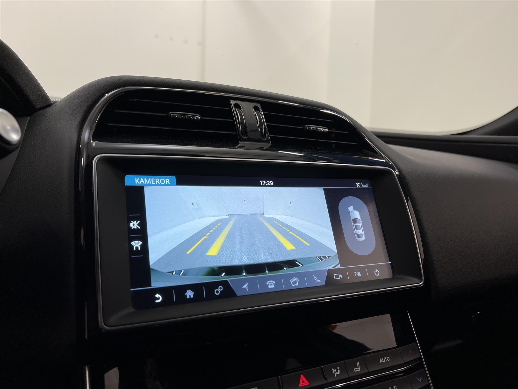 Jaguar  XE 20t 200hk R-Sport Carplay Navi B-Kam Låg Skatt