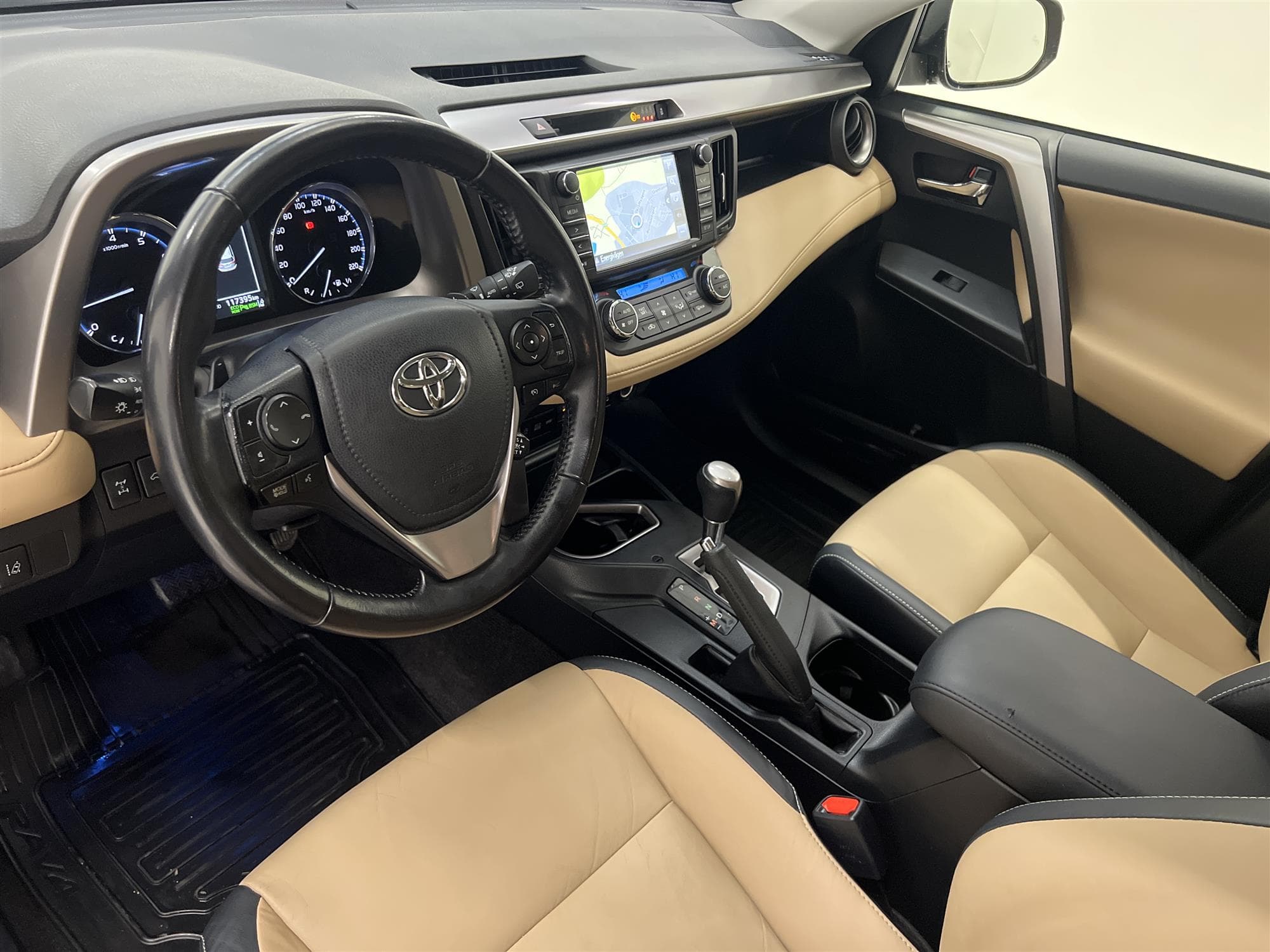 Toyota RAV4 2.0 4x4 152hk Navi Drag Skinn 360-Kam Keyless
