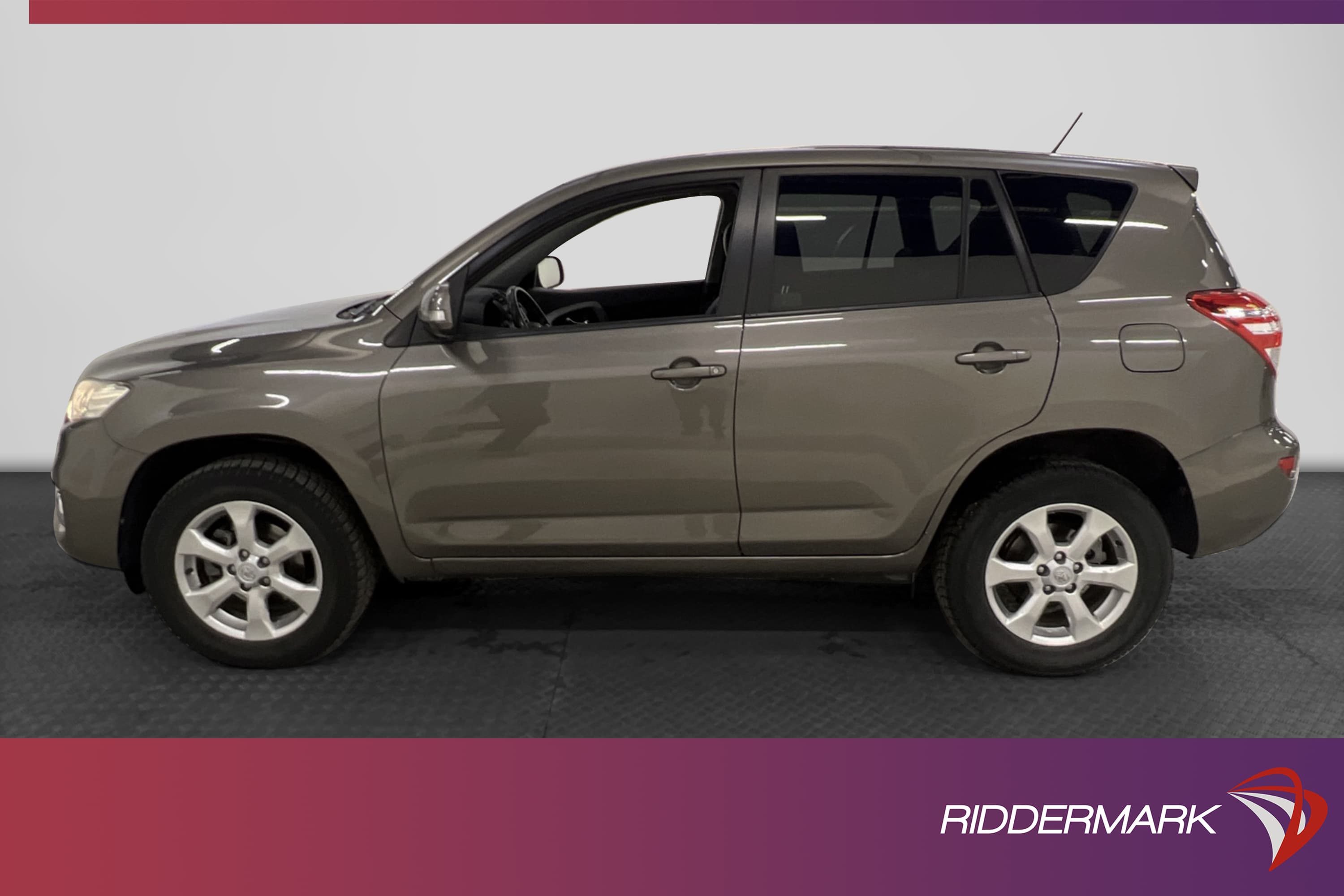 Toyota RAV4 2.0 158hk 4x4 Halvskinn Aux 1 brukare Välservad