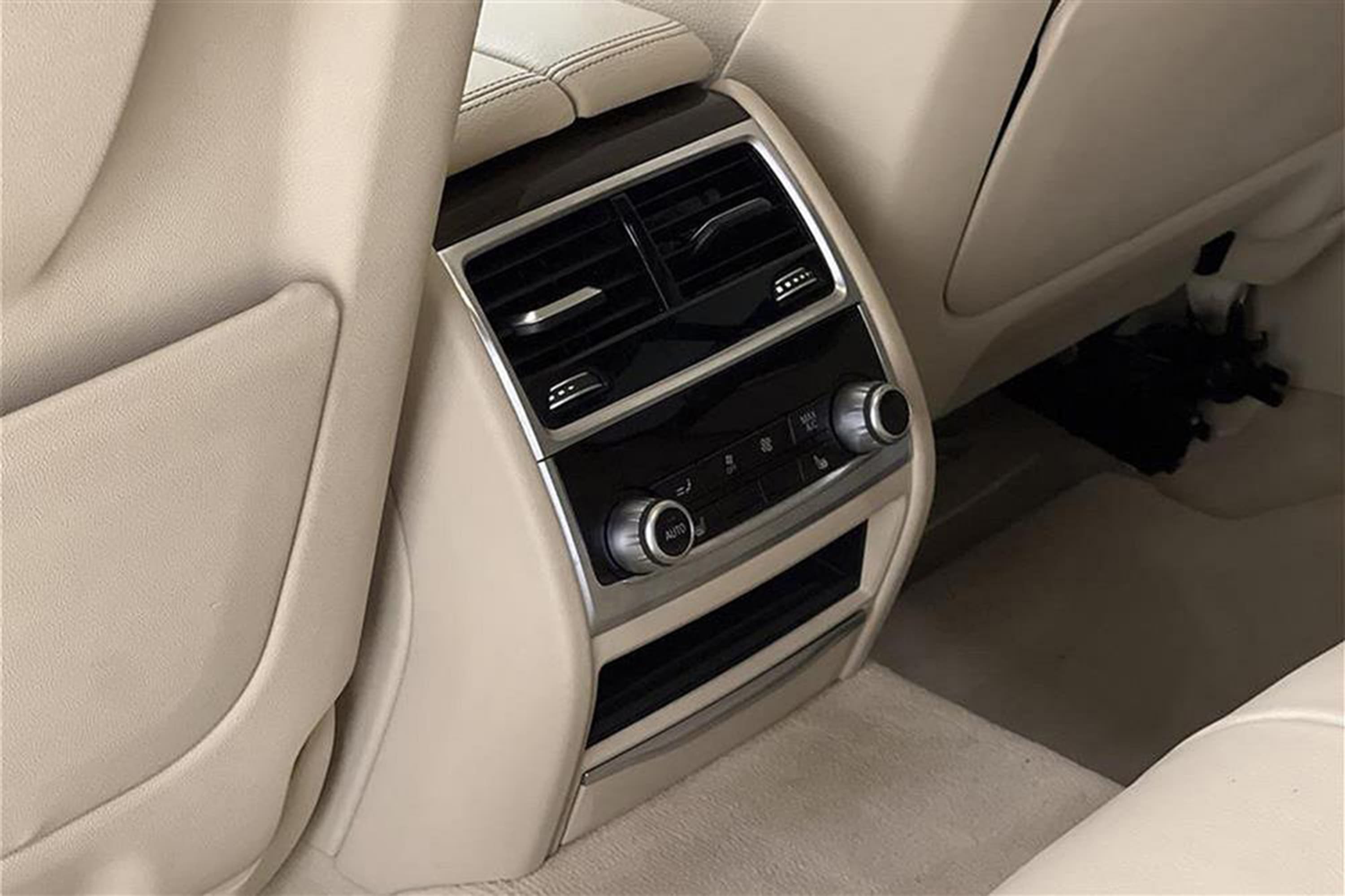 BMW 730d xDrive 265hk D-värm Skinn HiFi Navi Luftfjädringinteriör