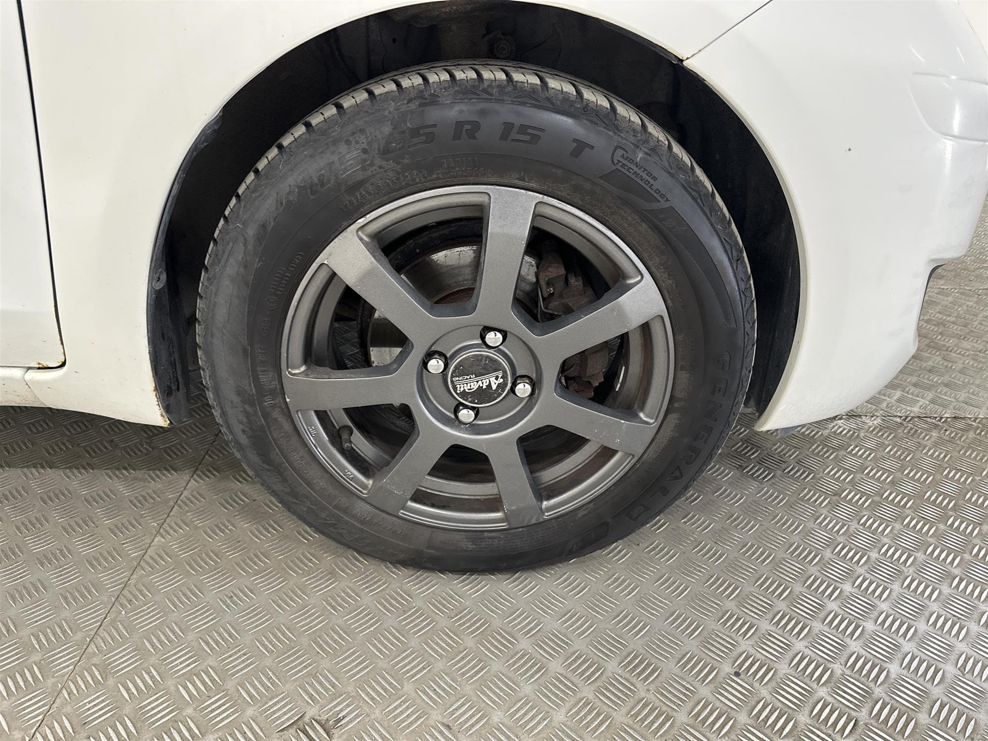 Toyota Yaris 1.33 VVT-i 99hk 558kr Skatt Nyservad 0,46L/mil