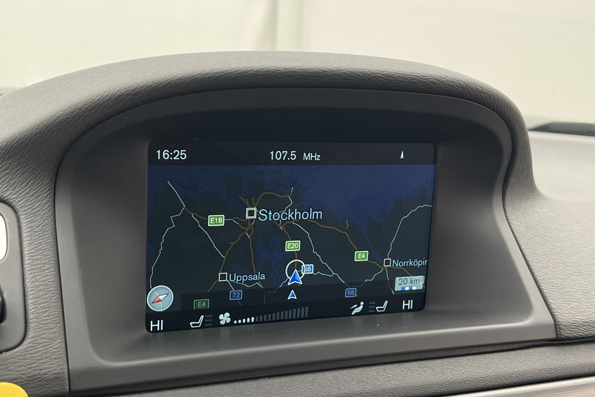 Volvo XC70 D4 Momentum VOC Värm Taklucka Navi Sensorer Drag
