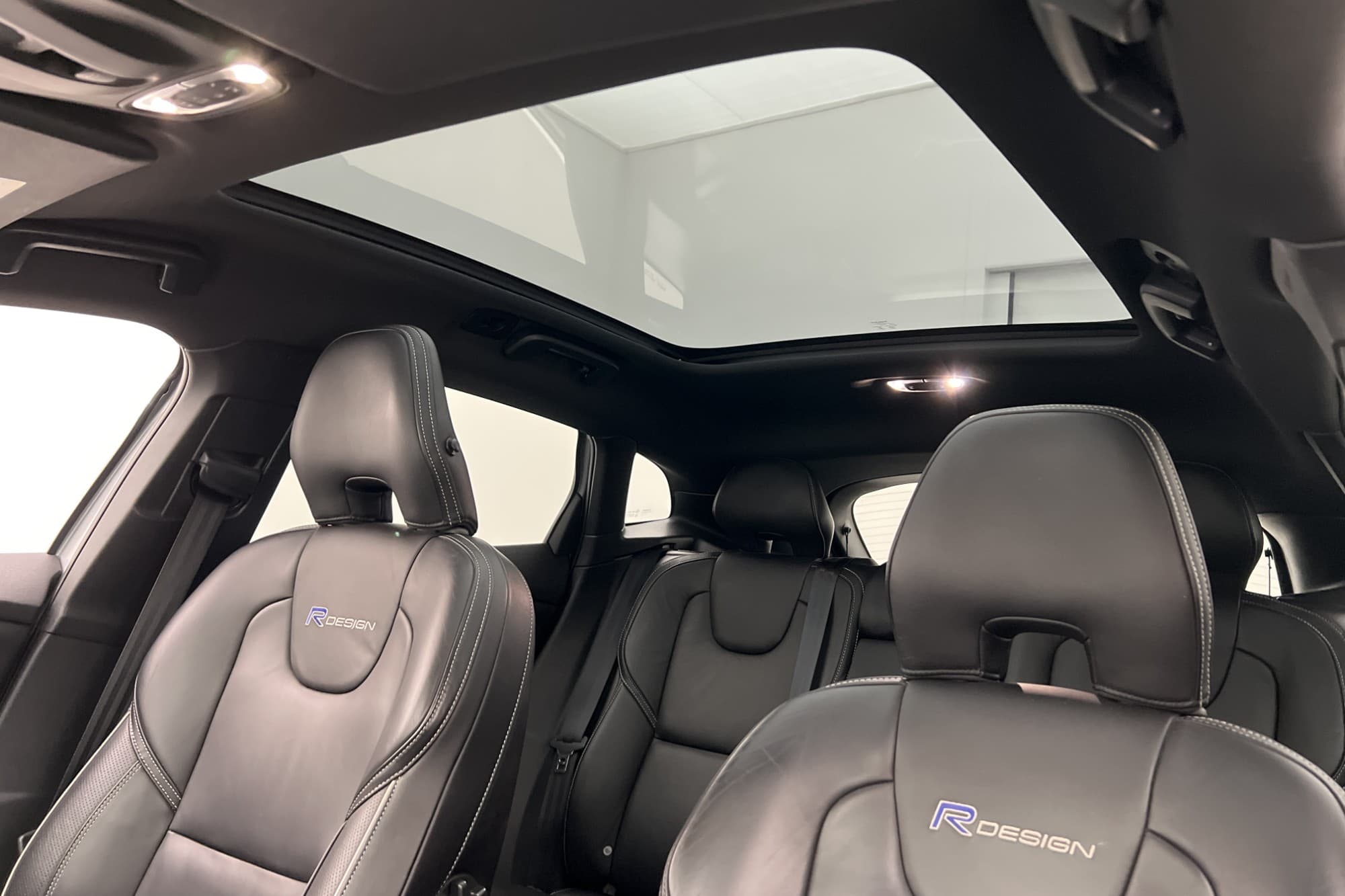 Volvo V40 T5 254hk R-Design Panorama VOC Värm Navi Dragkrok